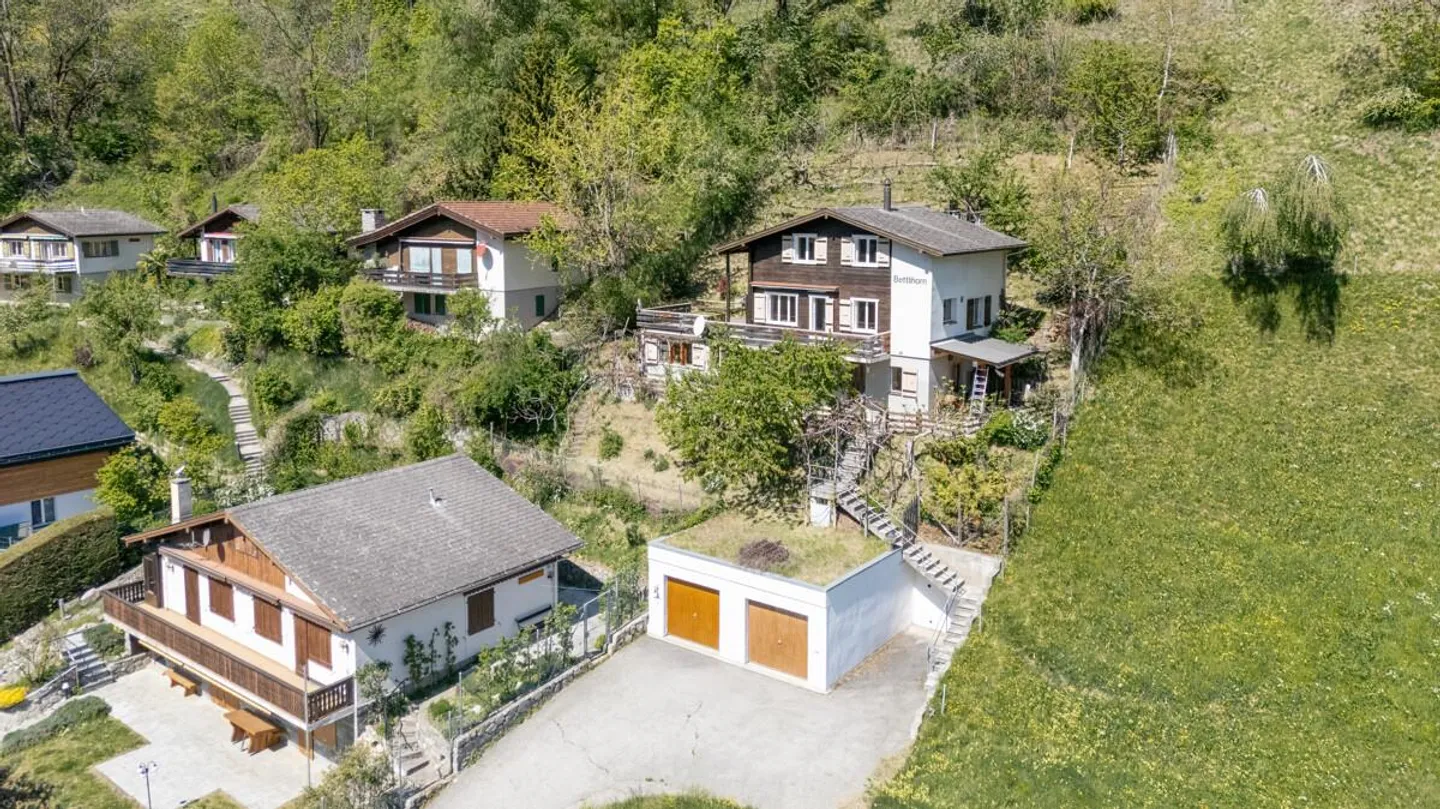 Chalet mit drei Wohnungen - Foto 1 von 40