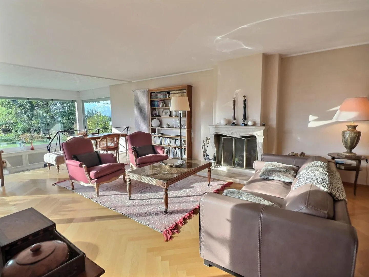 Elegante Villa in einem außergewöhnlichen Viertel, mit Blick auf den See - Foto 6 von 13