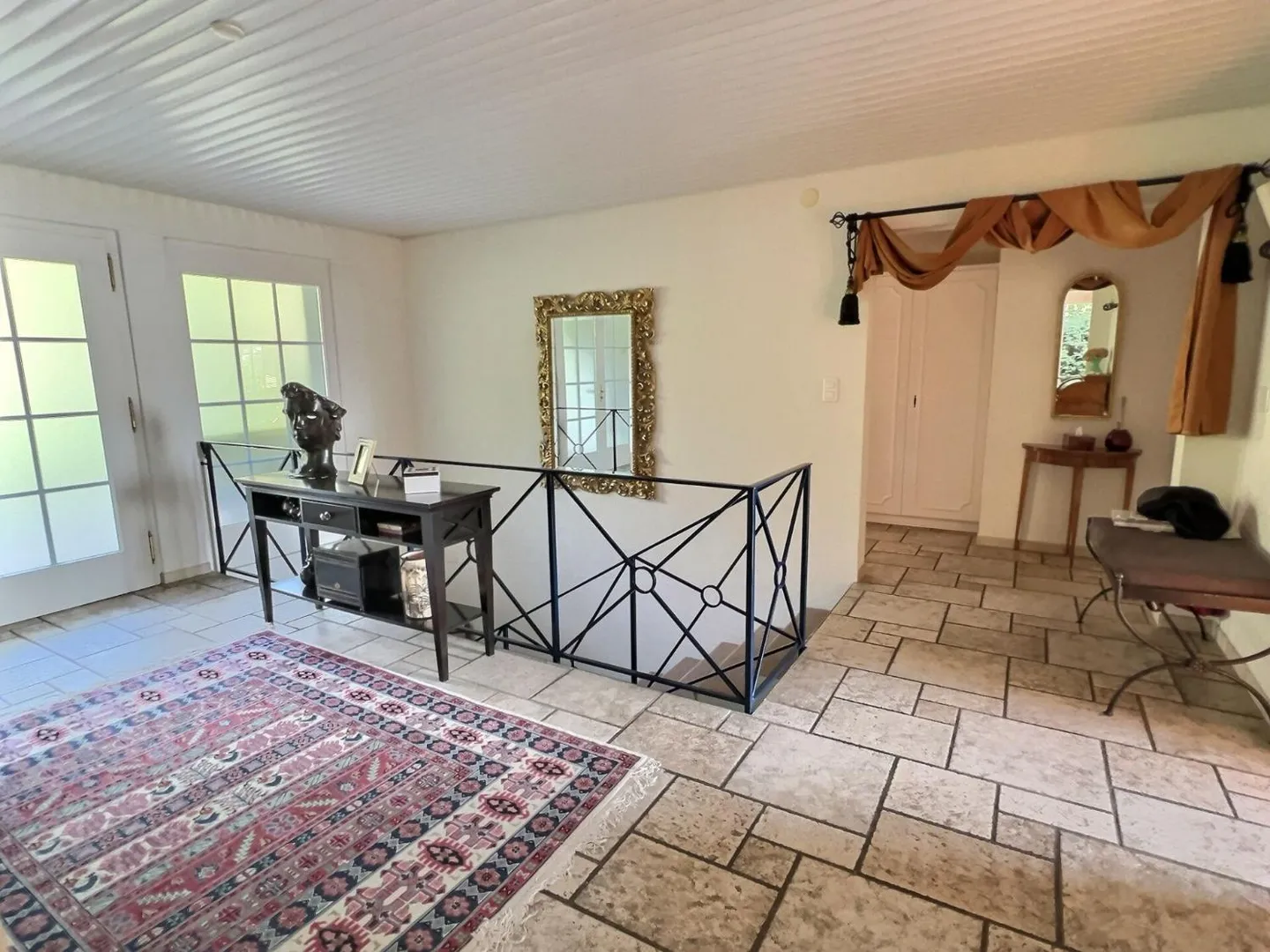 Elegante Villa in einem außergewöhnlichen Viertel, mit Blick auf den See - Foto 5 von 13