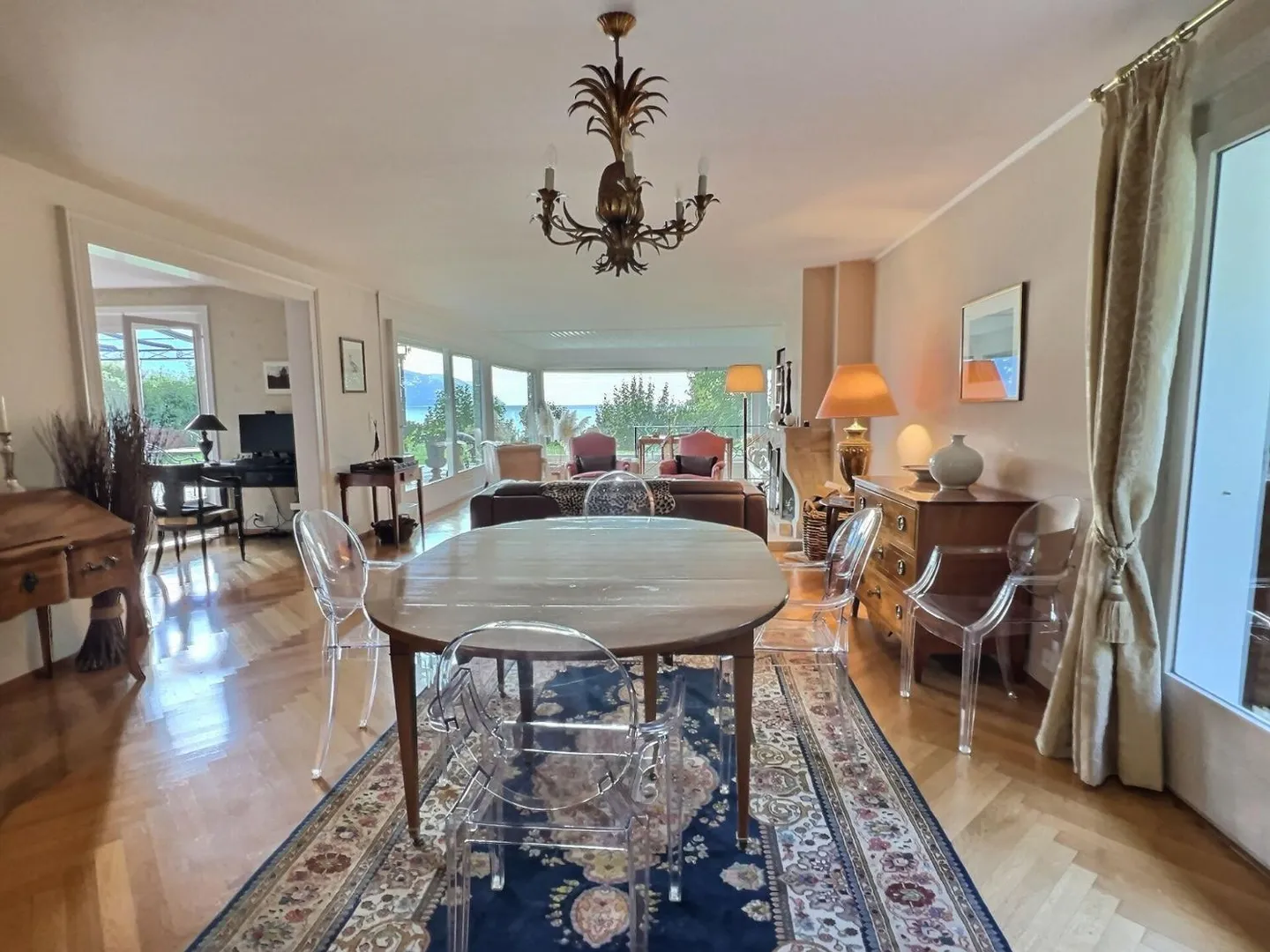 Elegante Villa in einem außergewöhnlichen Viertel, mit Blick auf den See - Foto 7 von 13