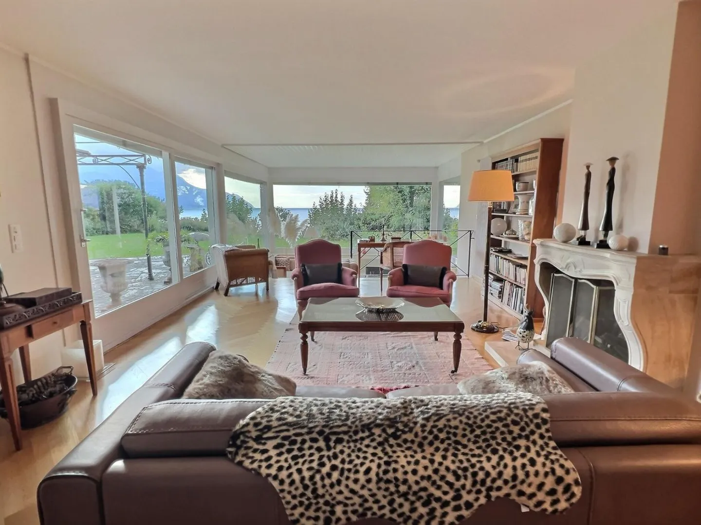 Elegante Villa in einem außergewöhnlichen Viertel, mit Blick auf den See - Foto 8 von 13