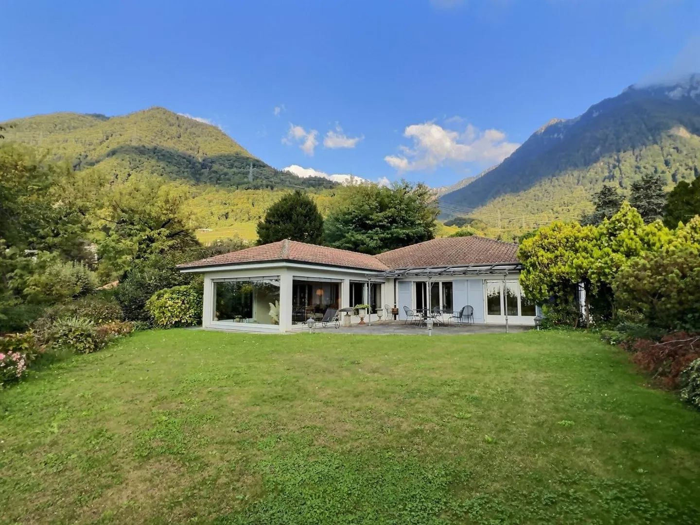 Elegante Villa in einem außergewöhnlichen Viertel, mit Blick auf den See - Foto 3 von 13