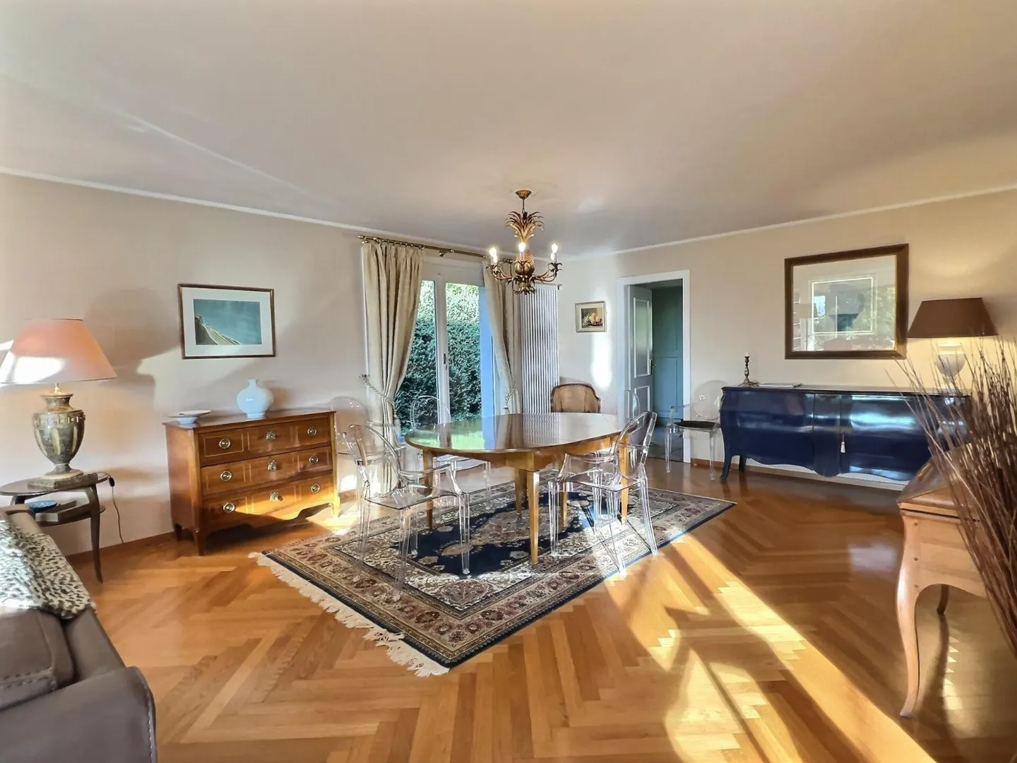 Elegante Villa in einem außergewöhnlichen Viertel, mit Blick auf den See - Foto 9 von 13