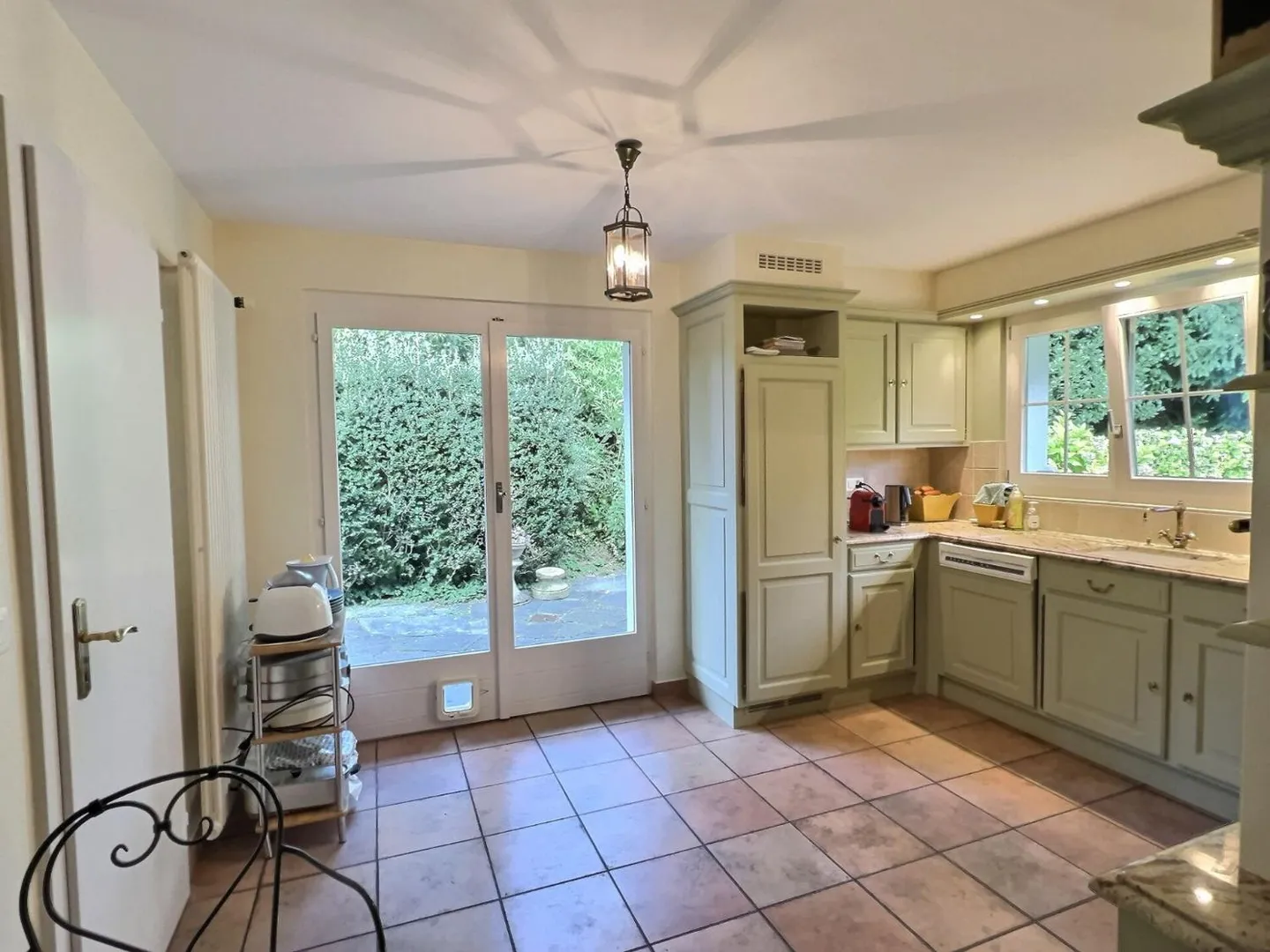 Elegante Villa in einem außergewöhnlichen Viertel, mit Blick auf den See - Foto 11 von 13