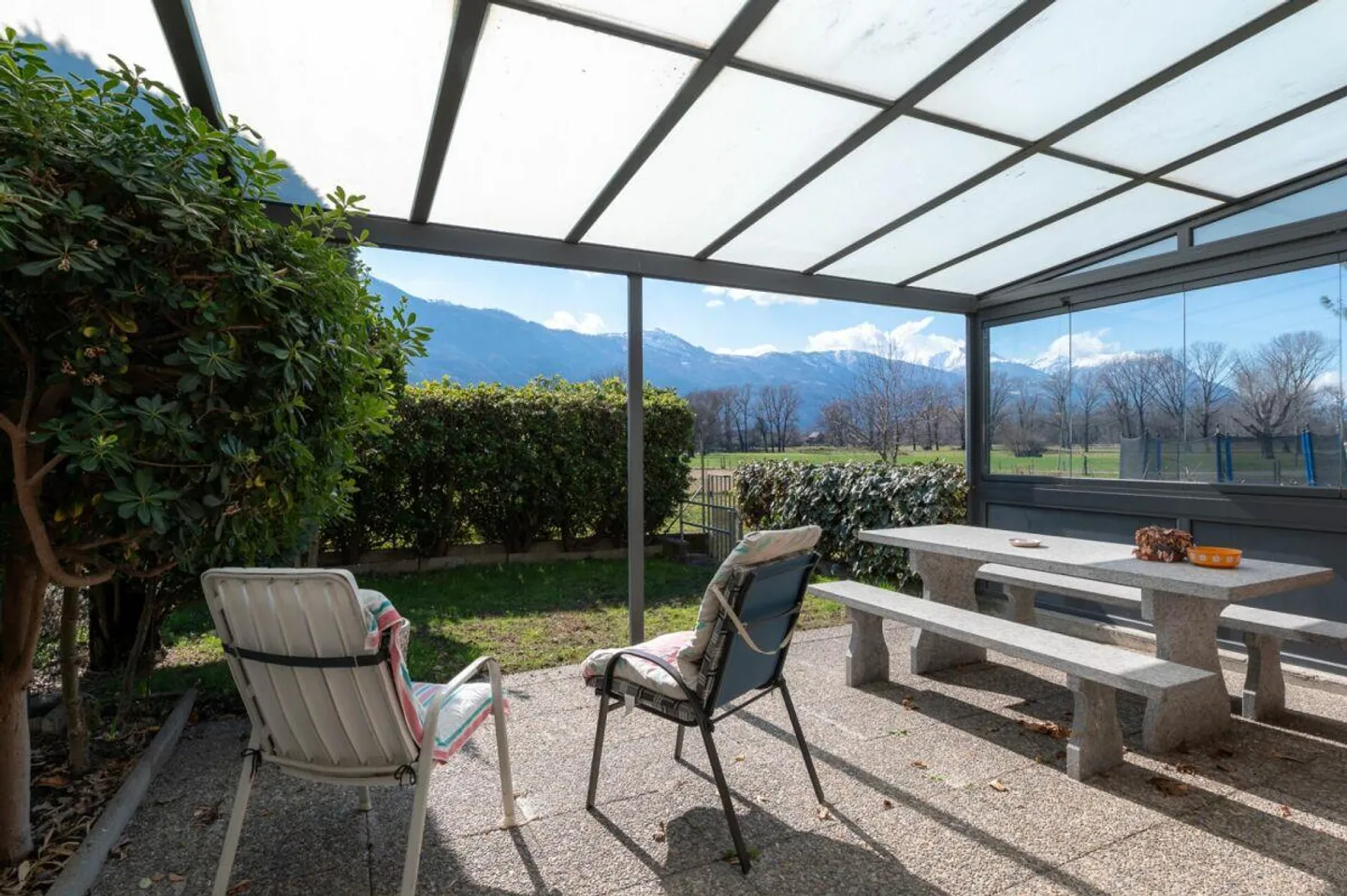 Maison dans un complexe de maisons mitoyennes avec vue dégagée - 5,5 pièces à Bellinzone - Photo 1 sur 11