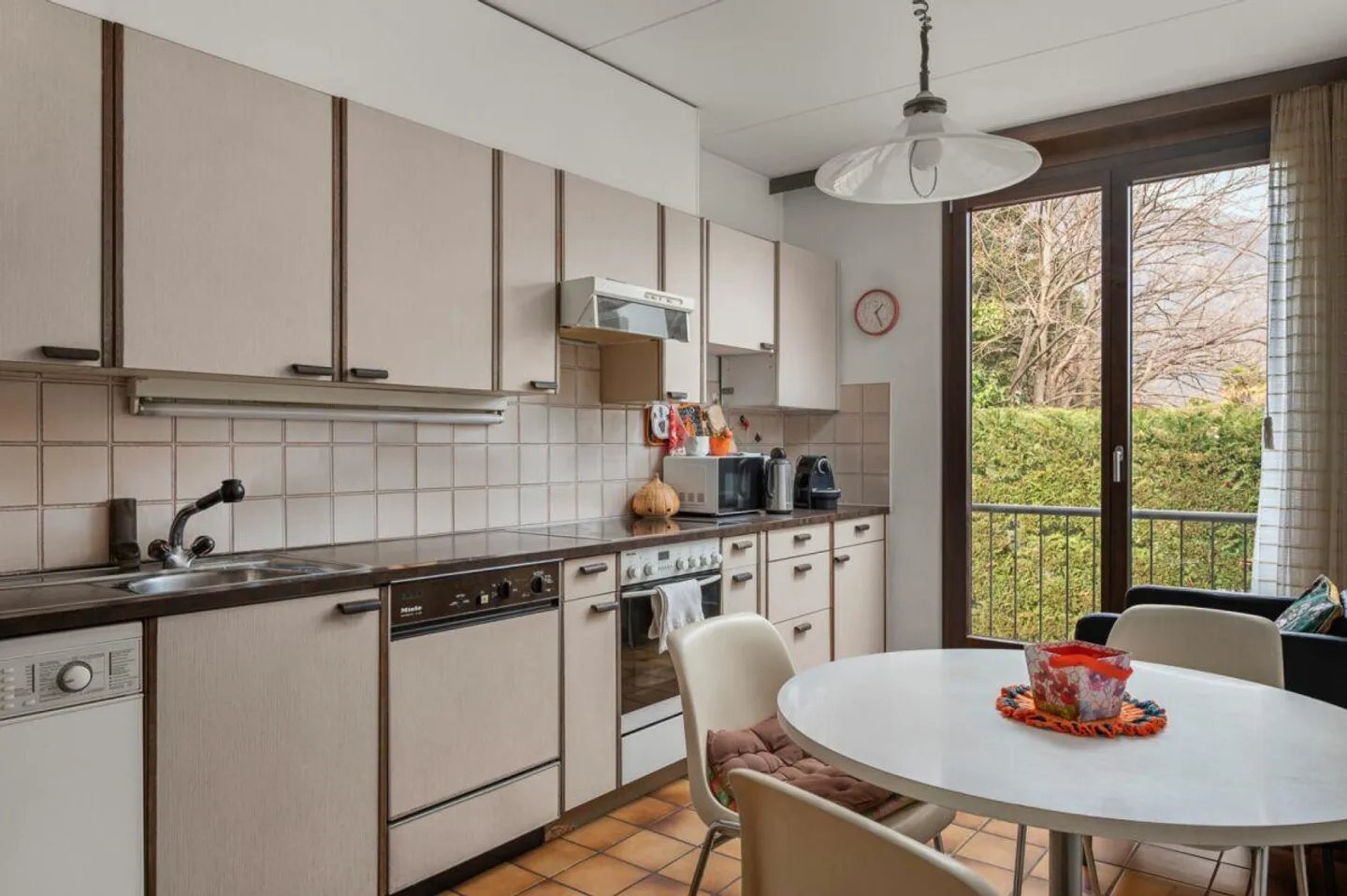Maison dans un complexe de maisons mitoyennes avec vue dégagée - 5,5 pièces à Bellinzone - Photo 5 sur 11