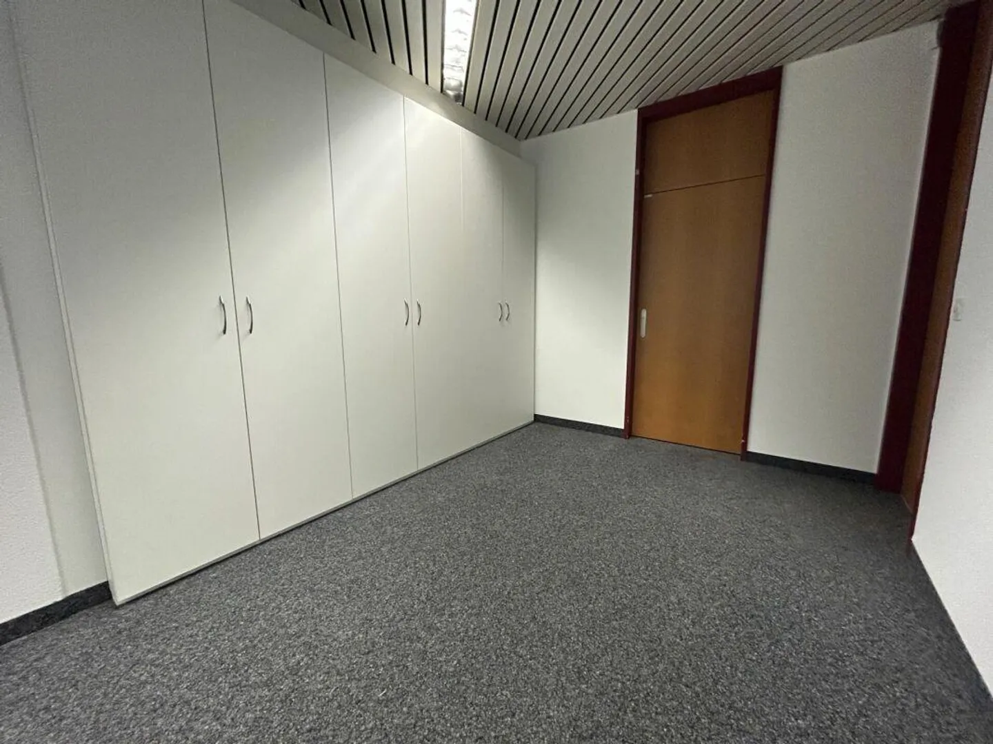 Perfect for quiet businesses - Office spaces from 15 m² to 33 m² for rent - Photo 4 of 9