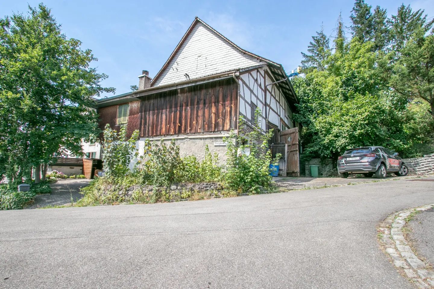 Historical residential house in need of renovation with great potential - Photo 1 of 12