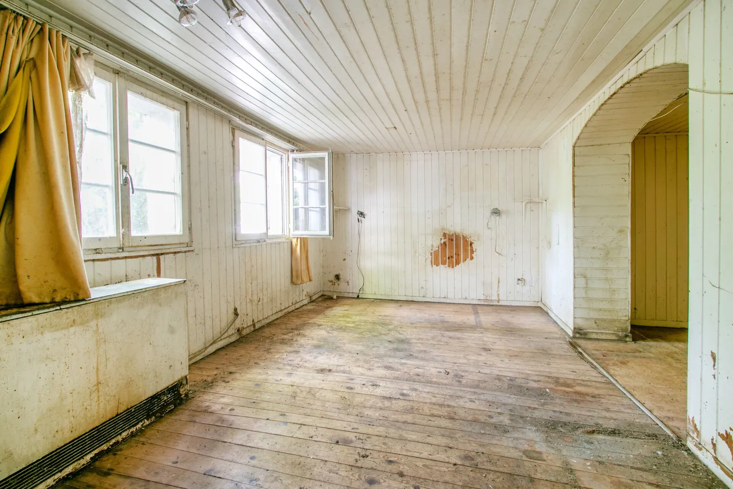 Historical residential house in need of renovation with great potential - Photo 4 of 12