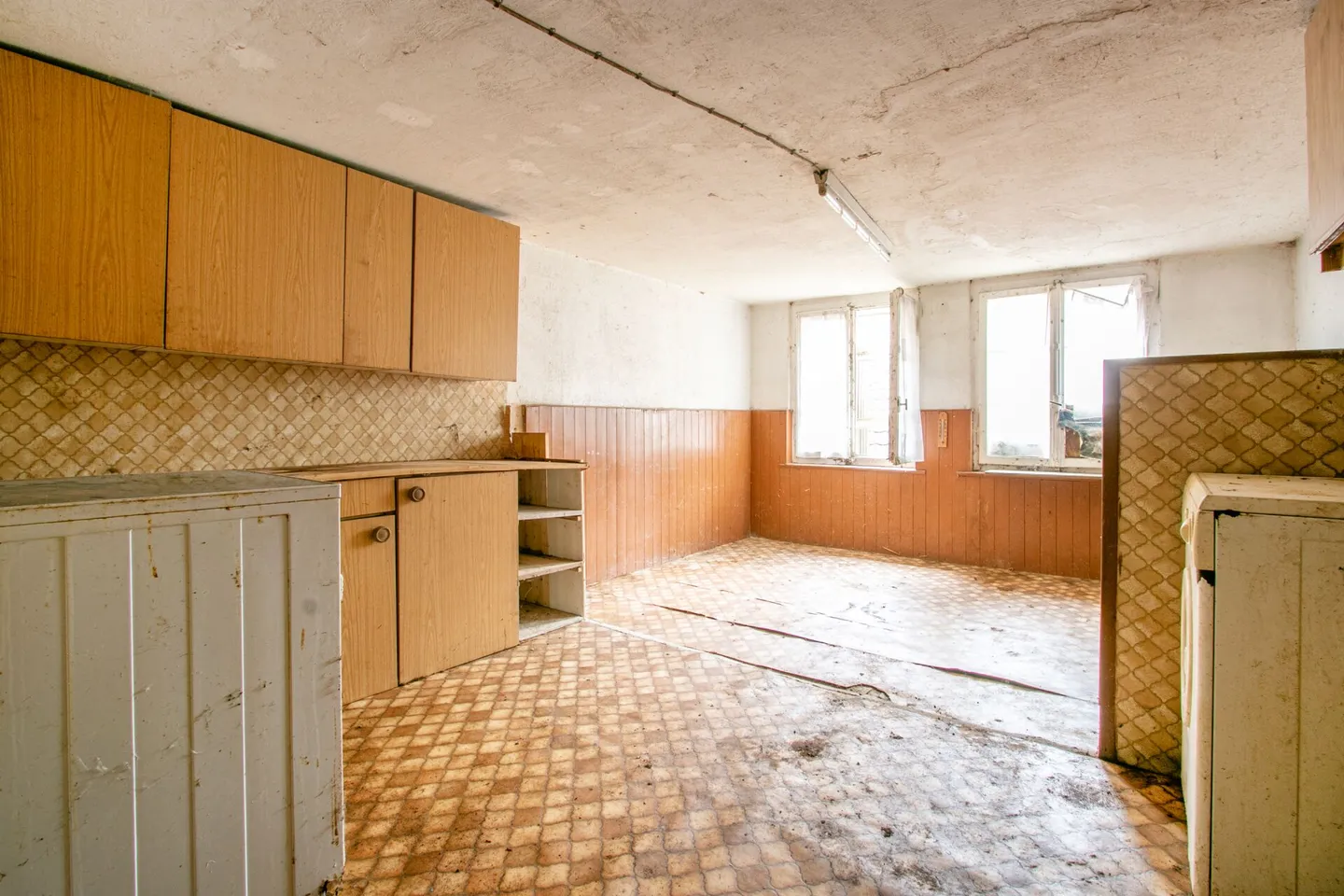 Historical residential house in need of renovation with great potential - Photo 5 of 12