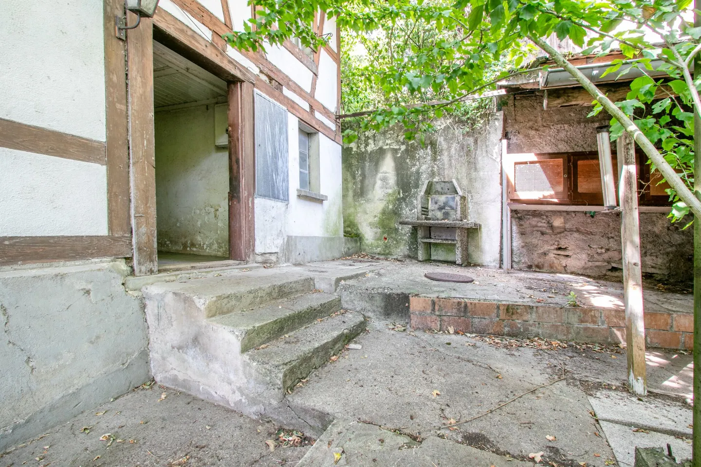 Historical residential house in need of renovation with great potential - Photo 2 of 12