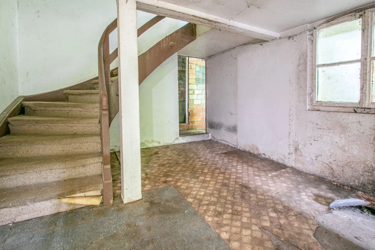 Historical residential house in need of renovation with great potential - Photo 3 of 12