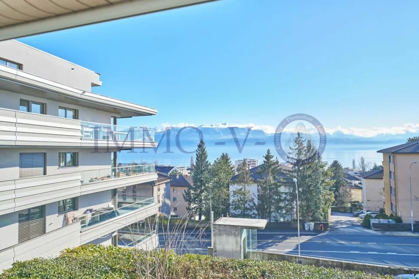 APPARTAMENTO SPAZIOSO DI ALTO LIVELLO CON BALCONE + TERRAZZA E VISTA SUL LAGO - Foto 2 di 10