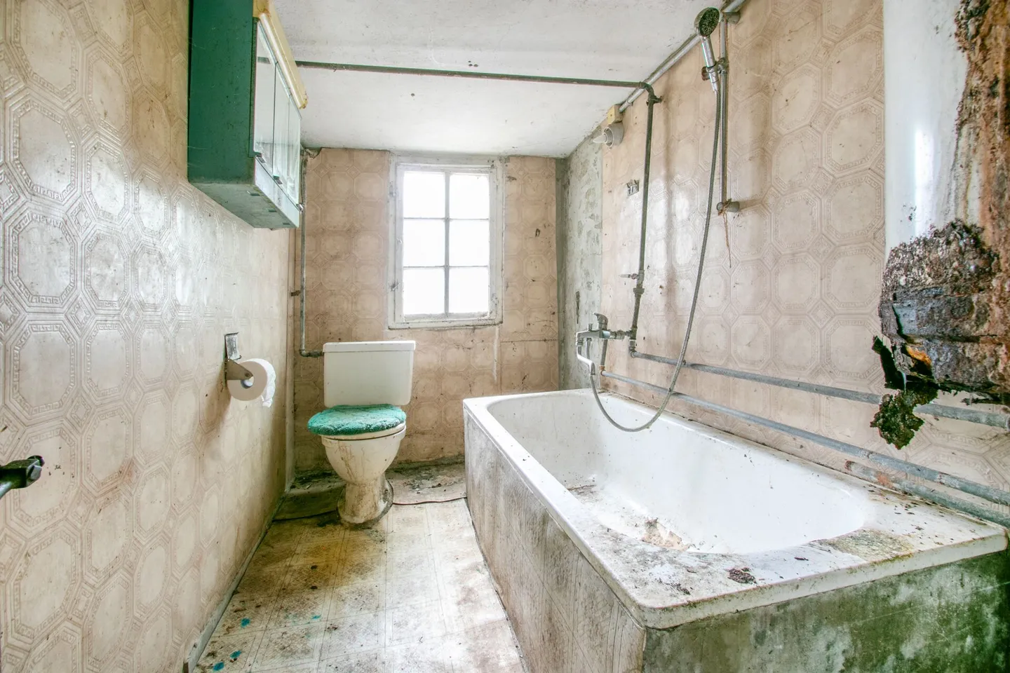 Historical residential house in need of renovation with great potential - Photo 6 of 12