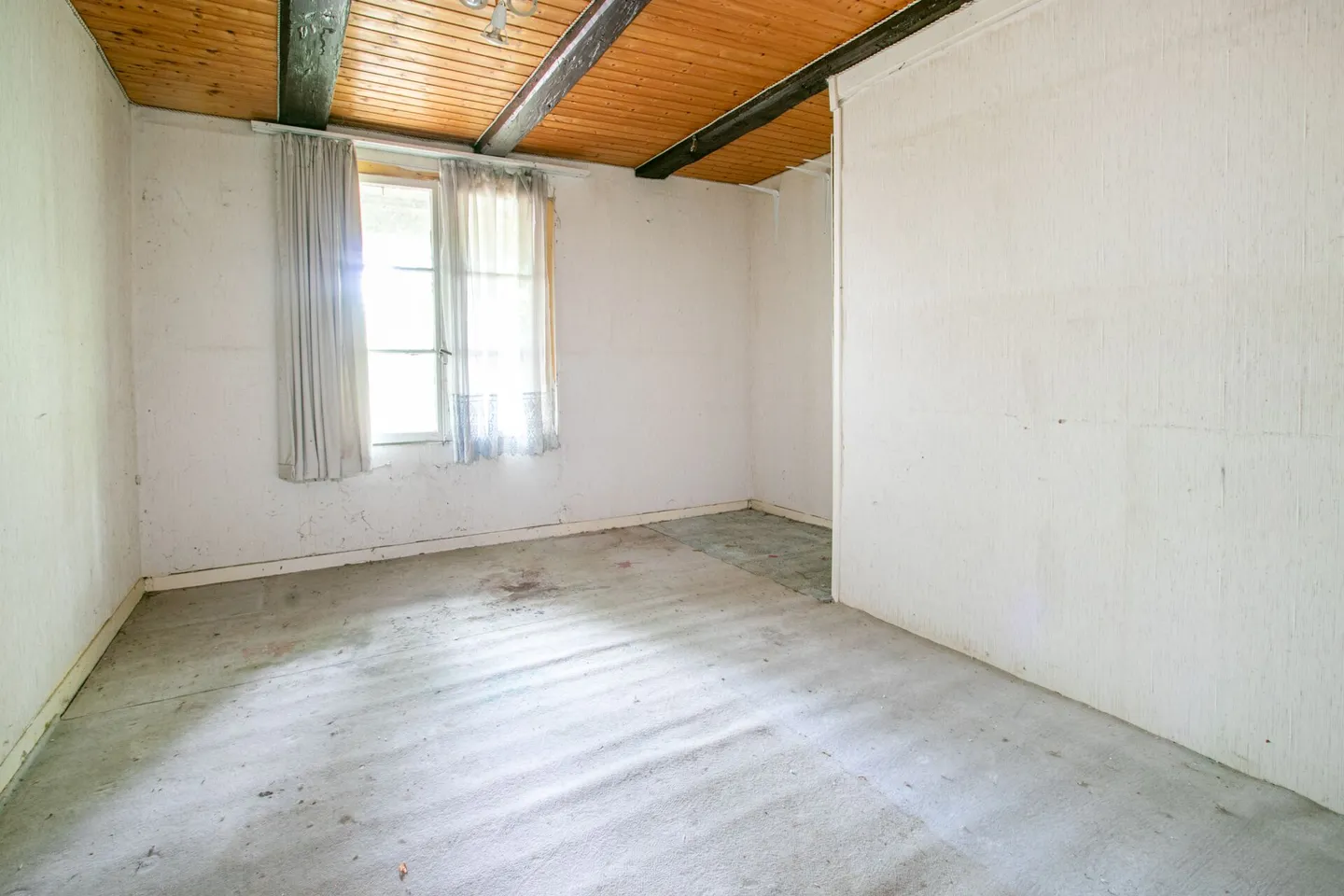 Historical residential house in need of renovation with great potential - Photo 7 of 12