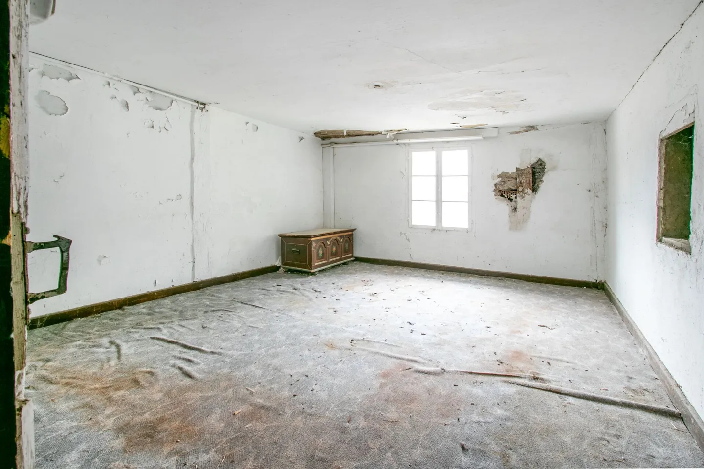 Historical residential house in need of renovation with great potential - Photo 8 of 12
