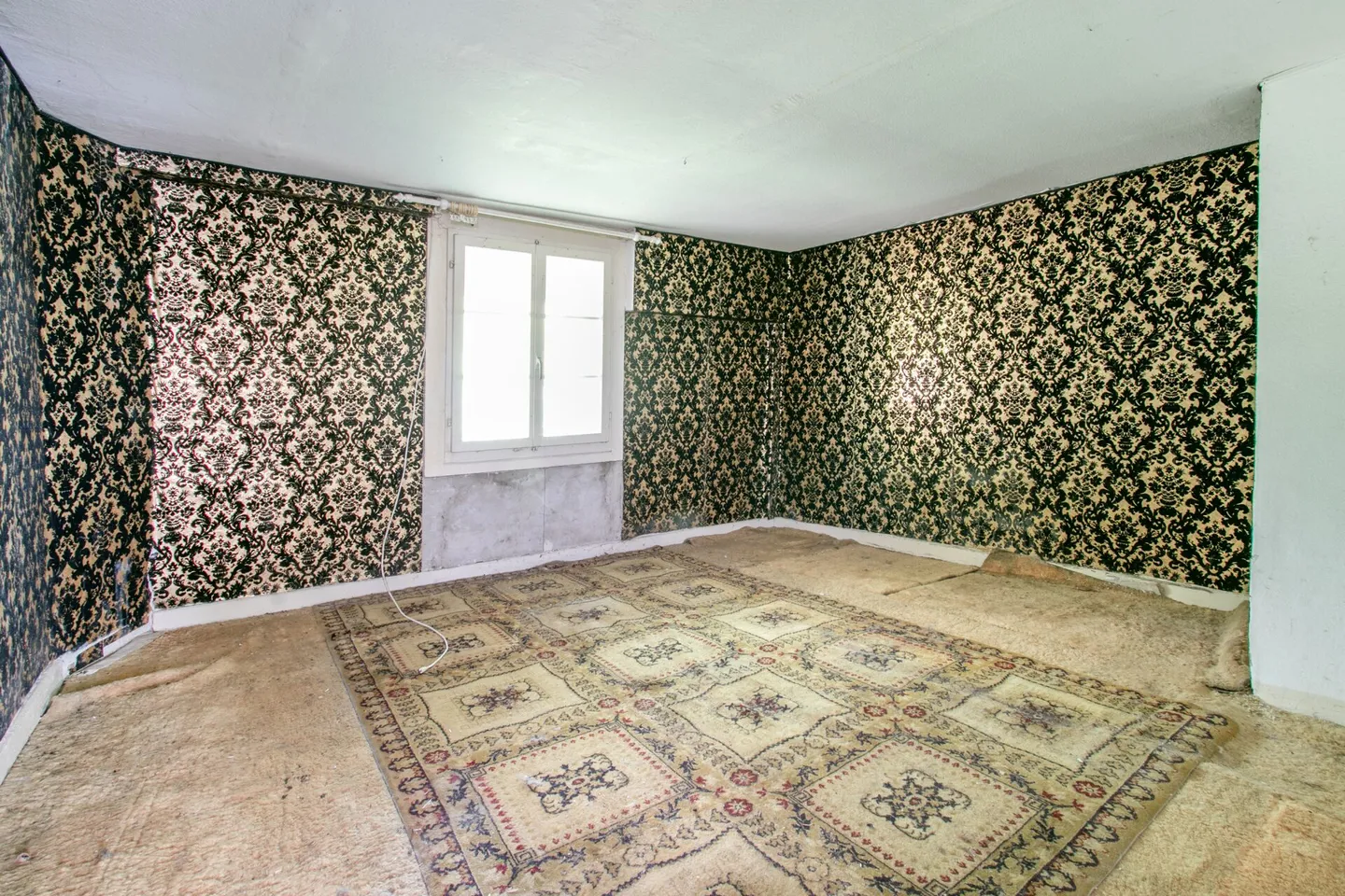 Historical residential house in need of renovation with great potential - Photo 9 of 12