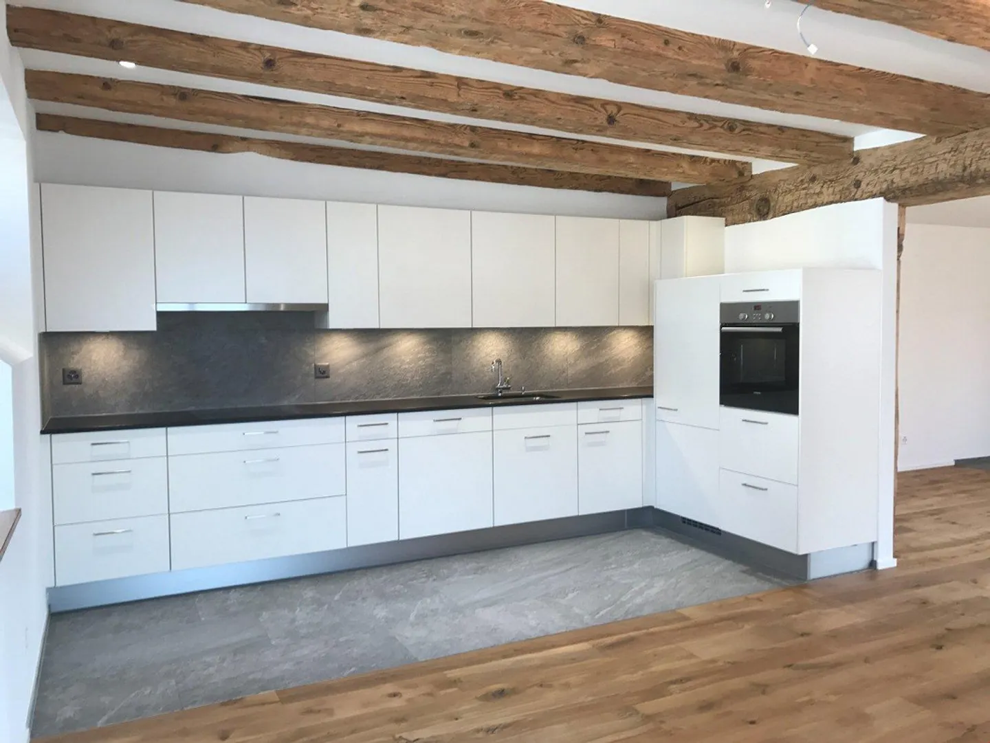 Appartamento moderno con area esterna coperta - Foto 3 di 13