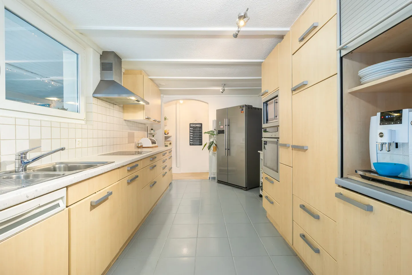 Spacious Family Home with Garden - Photo 3 of 13