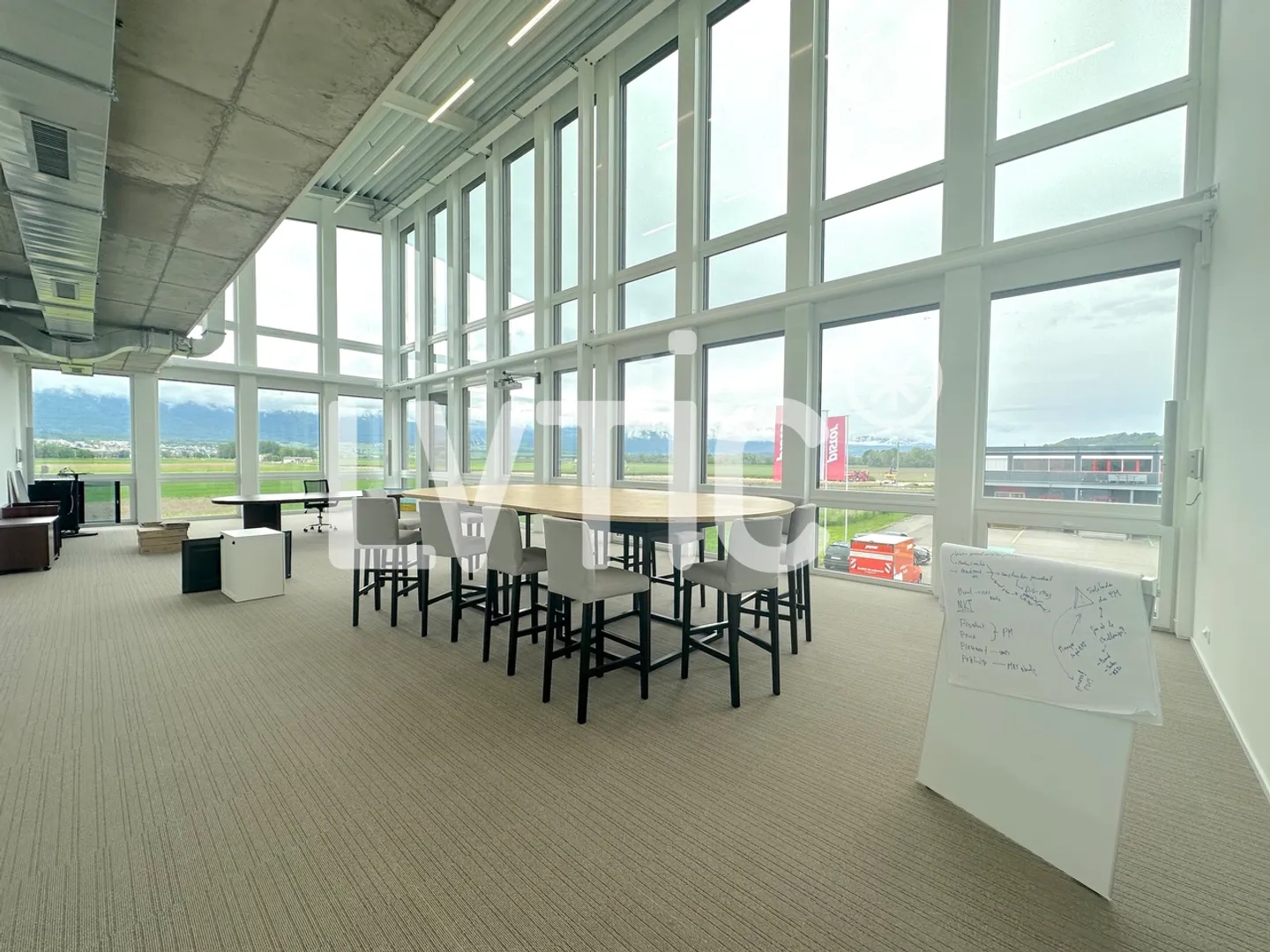 Offices of 800 m2, divisible from 300 m2, for rent in Chavornay - Photo 4 of 8