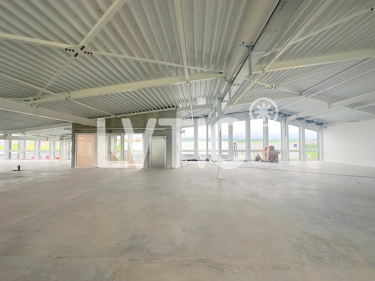 Offices of 800 m2, divisible from 300 m2, for rent in Chavornay - Photo 2 of 8