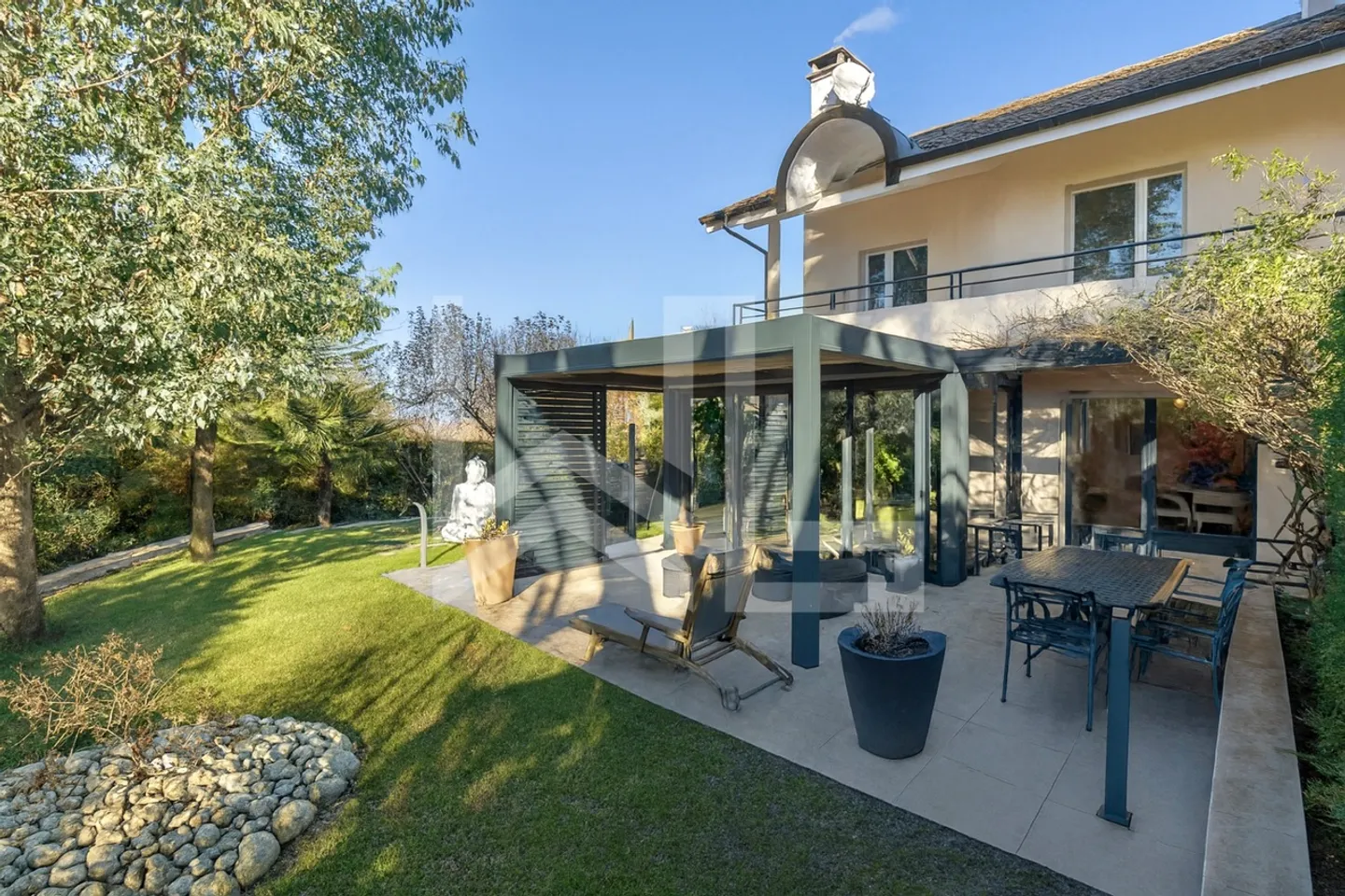 Villa familiale à Corsier : luminosité, espace et bien-être - Photo 11 sur 14