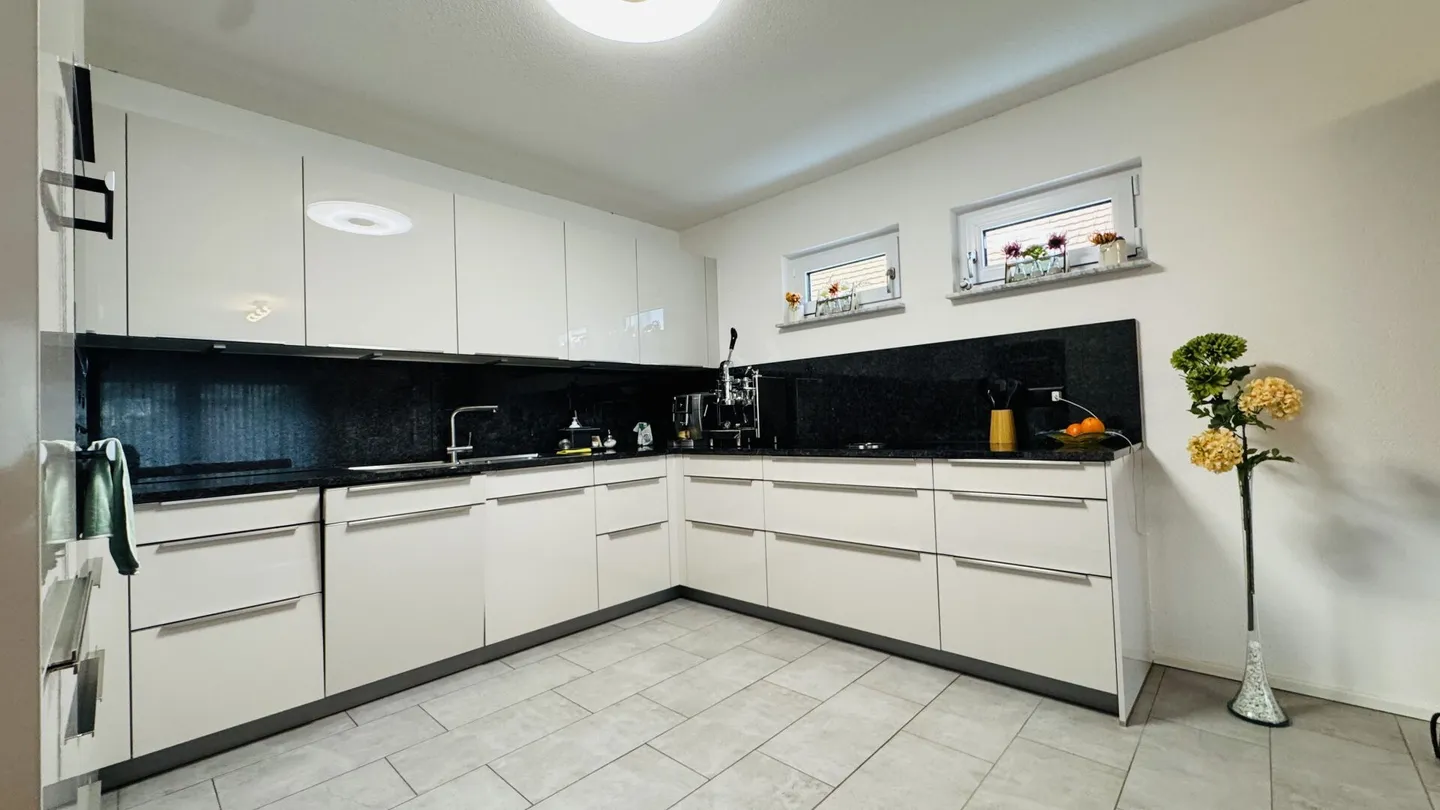 Casa multigenerazionale con 3 unità abitative, capanno e 15 posti auto - forte rendimento a Zunzgen - Foto 3 di 26