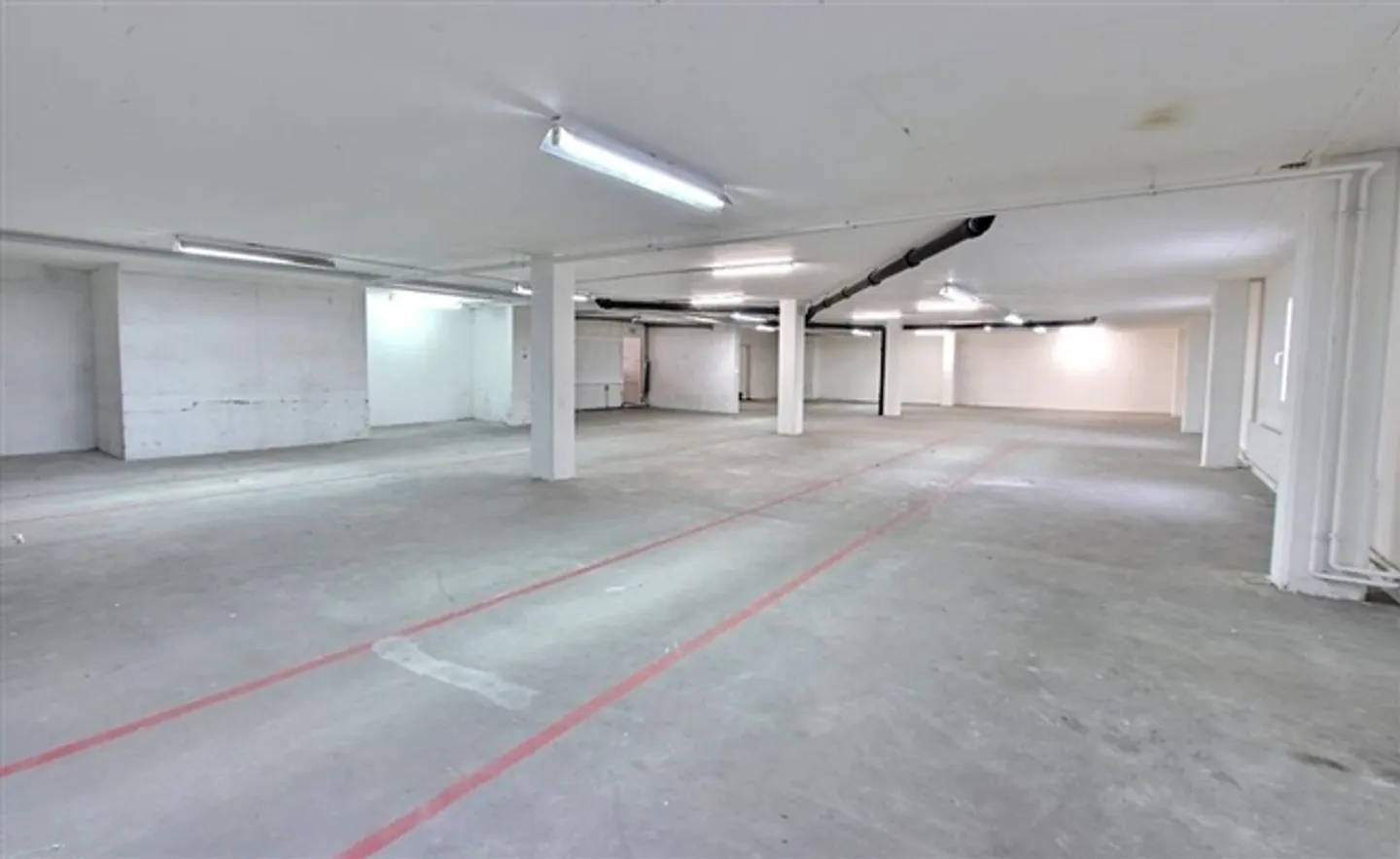 Grande magazzino con ufficio e rampe di carico - Foto 1 di 5