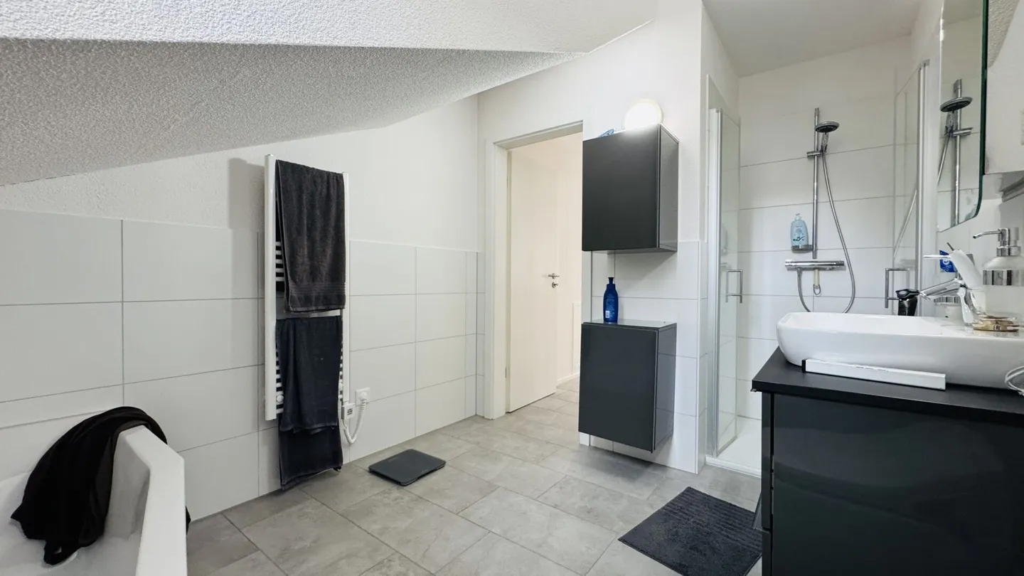 Casa multigenerazionale con 3 unità abitative, capanno e 15 posti auto - forte rendimento a Zunzgen - Foto 10 di 26