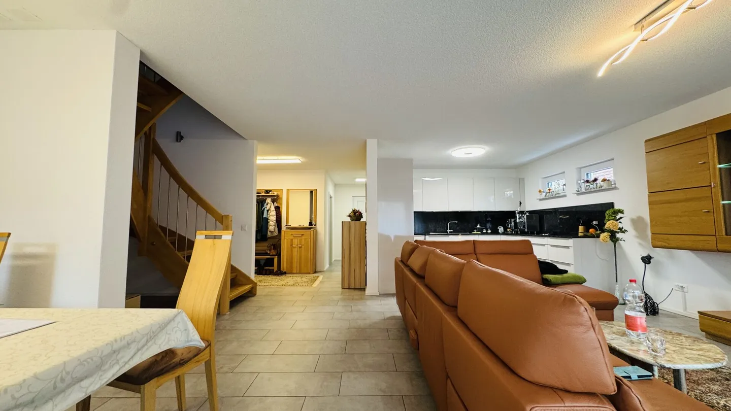 Casa multigenerazionale con 3 unità abitative, capanno e 15 posti auto - forte rendimento a Zunzgen - Foto 5 di 26