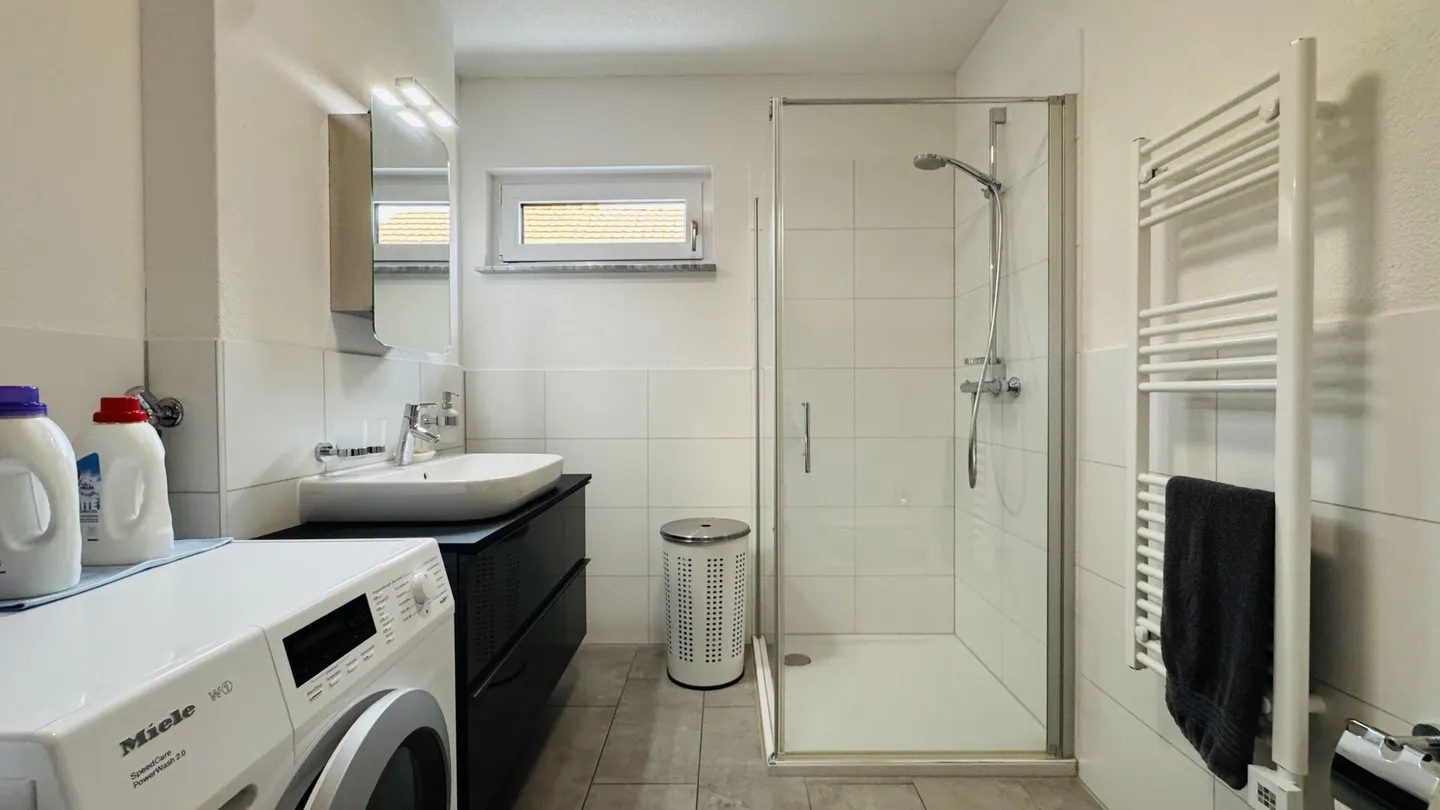 Casa multigenerazionale con 3 unità abitative, capanno e 15 posti auto - forte rendimento a Zunzgen - Foto 6 di 26