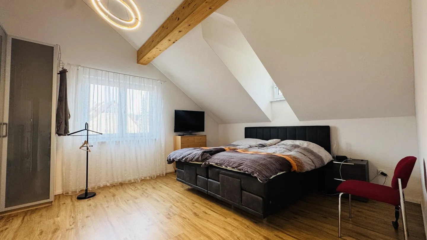 Casa multigenerazionale con 3 unità abitative, capanno e 15 posti auto - forte rendimento a Zunzgen - Foto 8 di 26