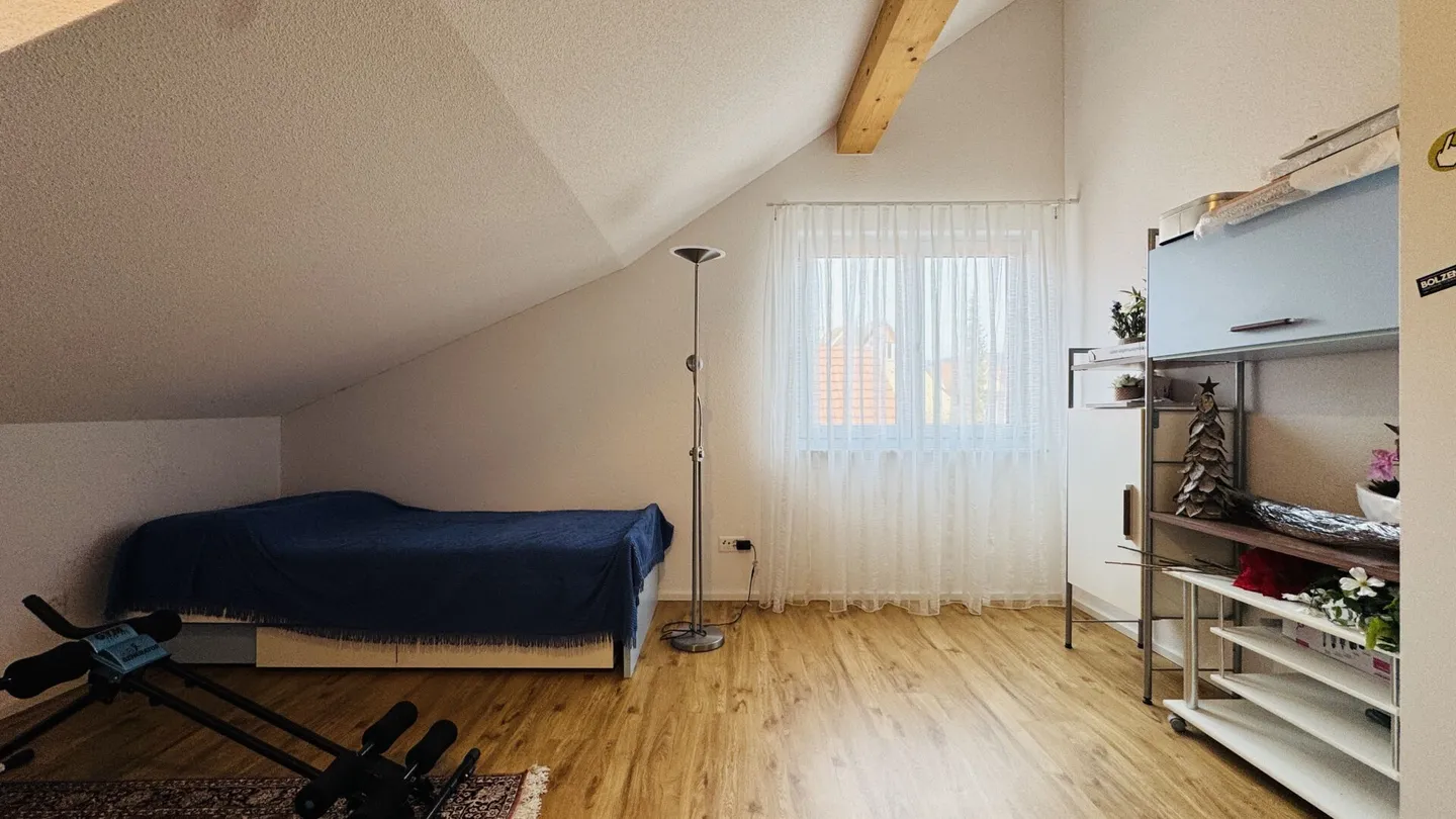 Casa multigenerazionale con 3 unità abitative, capanno e 15 posti auto - forte rendimento a Zunzgen - Foto 13 di 26