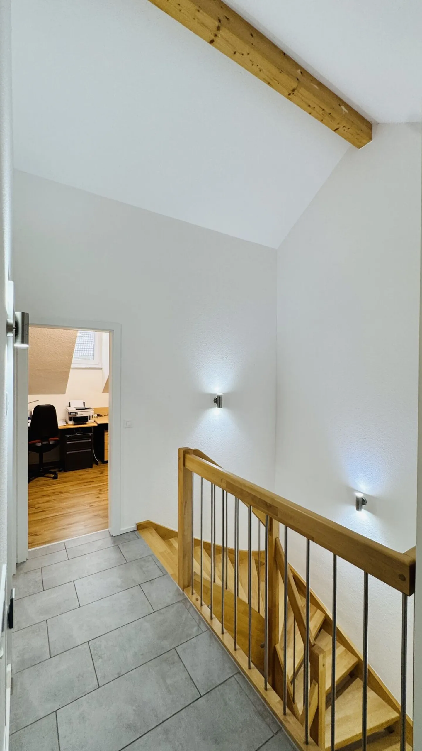 Casa multigenerazionale con 3 unità abitative, capanno e 15 posti auto - forte rendimento a Zunzgen - Foto 15 di 26