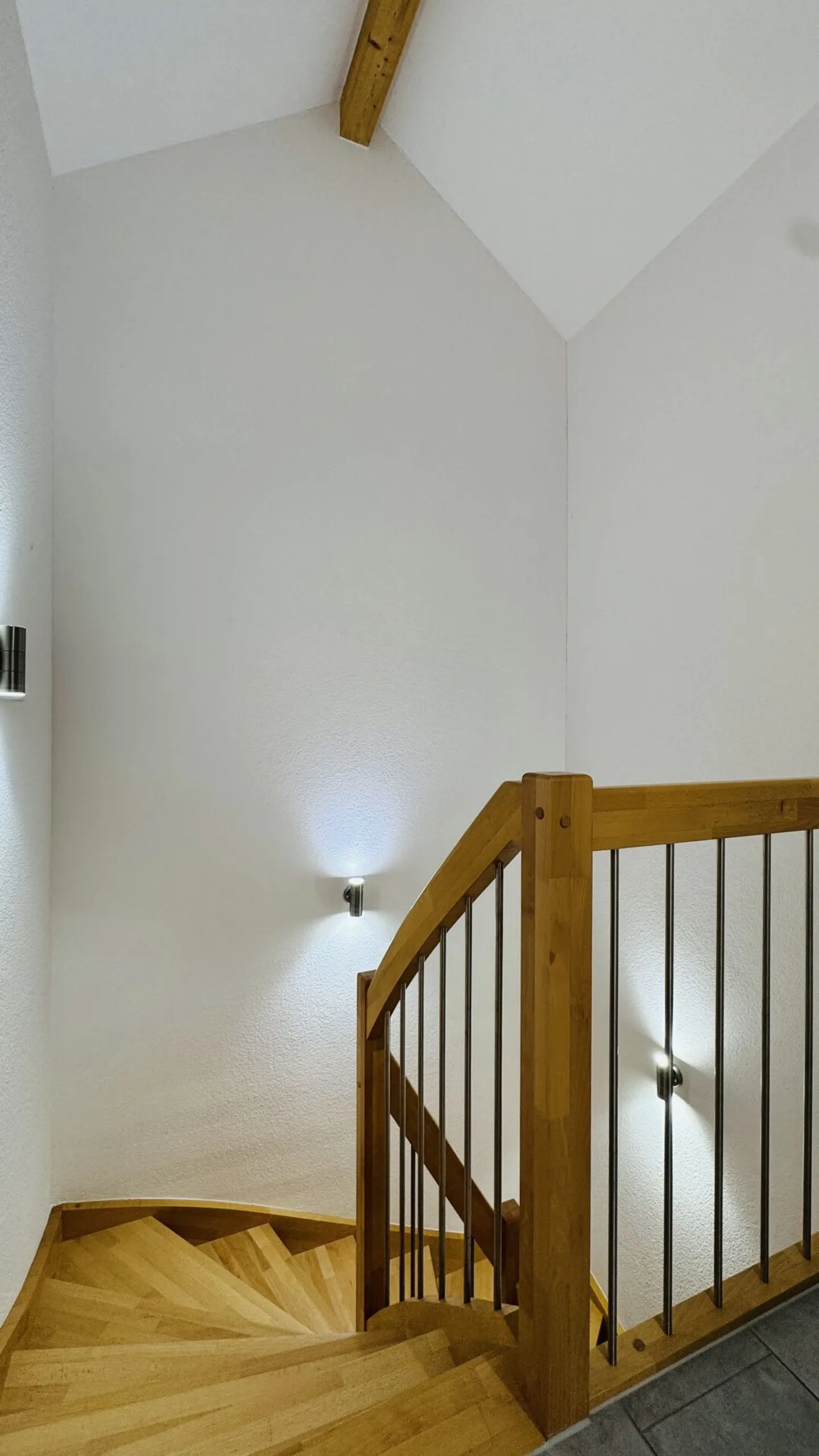 Casa multigenerazionale con 3 unità abitative, capanno e 15 posti auto - forte rendimento a Zunzgen - Foto 17 di 26