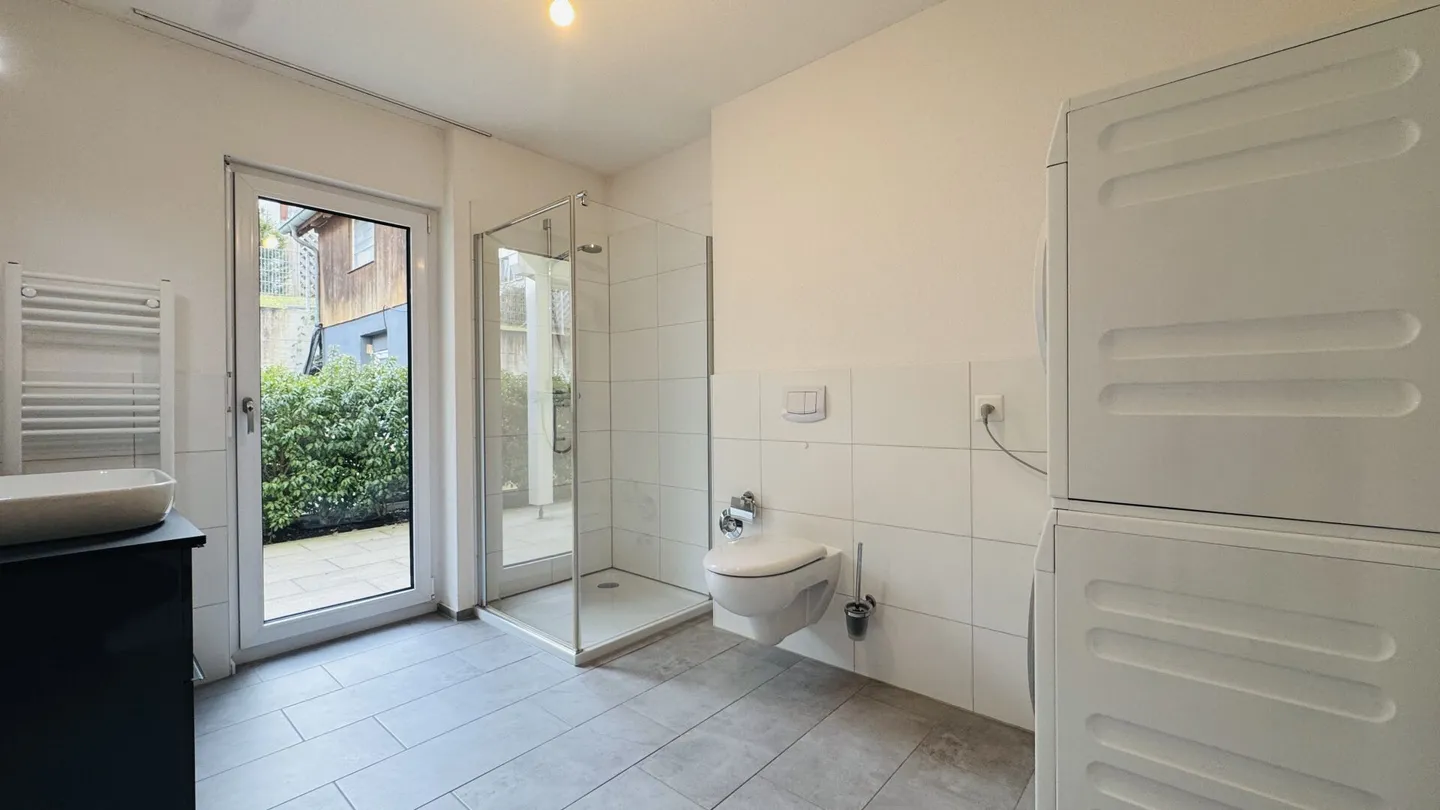 Casa multigenerazionale con 3 unità abitative, capanno e 15 posti auto - forte rendimento a Zunzgen - Foto 18 di 26