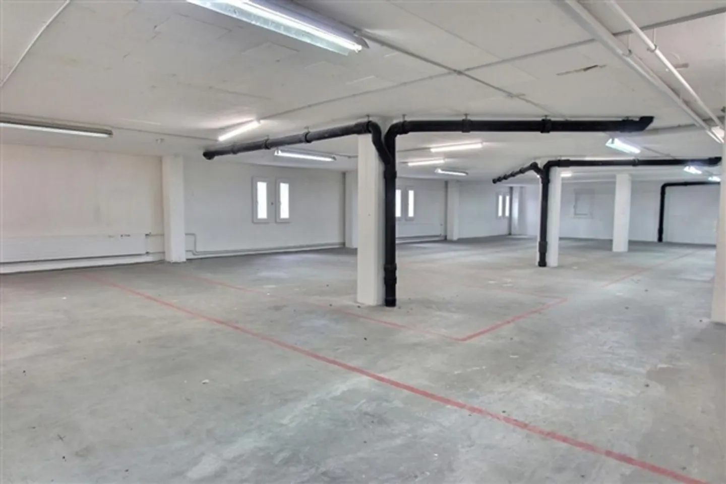 Grande magazzino con ufficio e rampe di carico - Foto 2 di 5