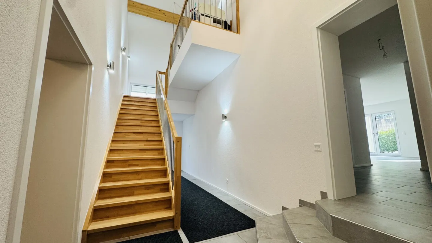 Casa multigenerazionale con 3 unità abitative, capanno e 15 posti auto - forte rendimento a Zunzgen - Foto 20 di 26