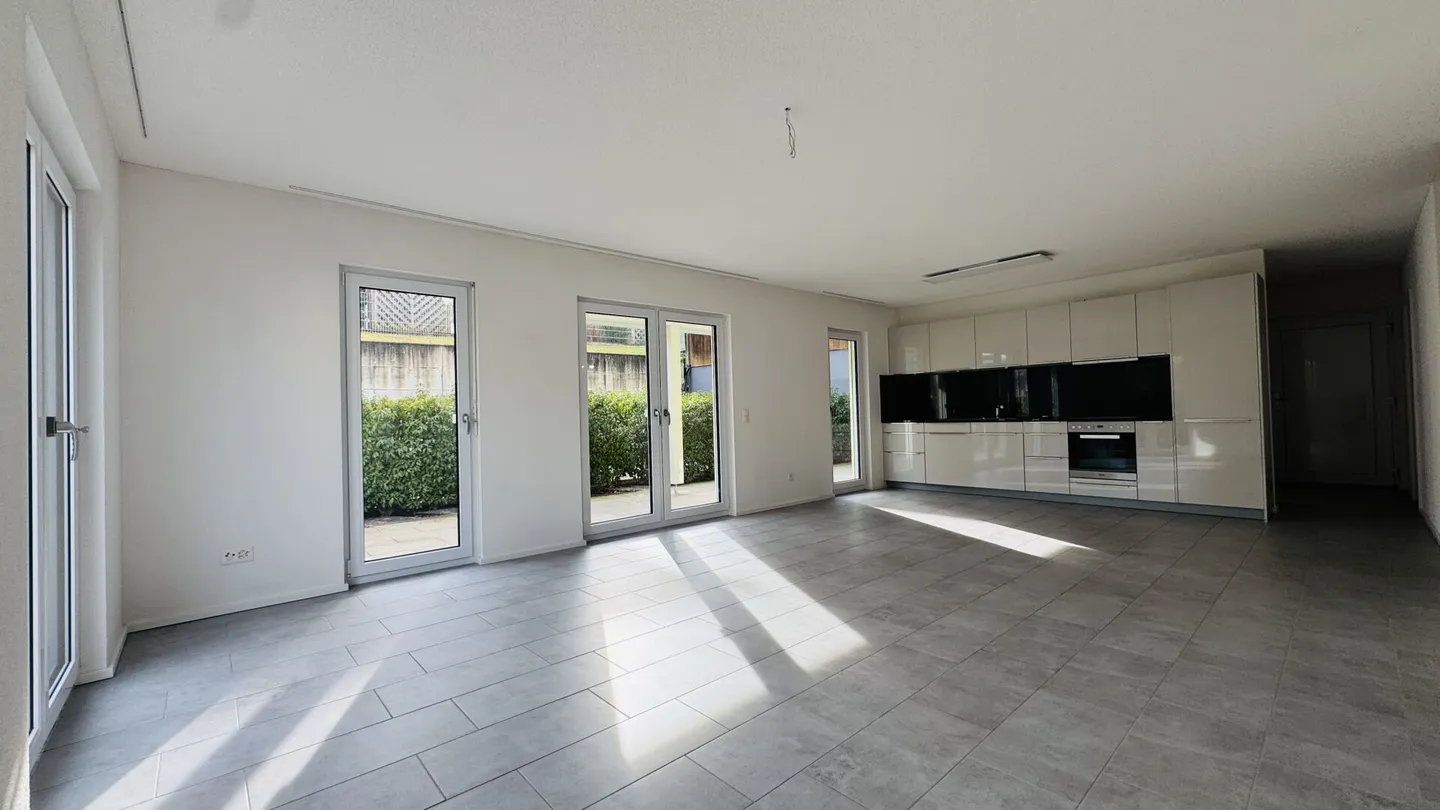 Casa multigenerazionale con 3 unità abitative, capanno e 15 posti auto - forte rendimento a Zunzgen - Foto 23 di 26