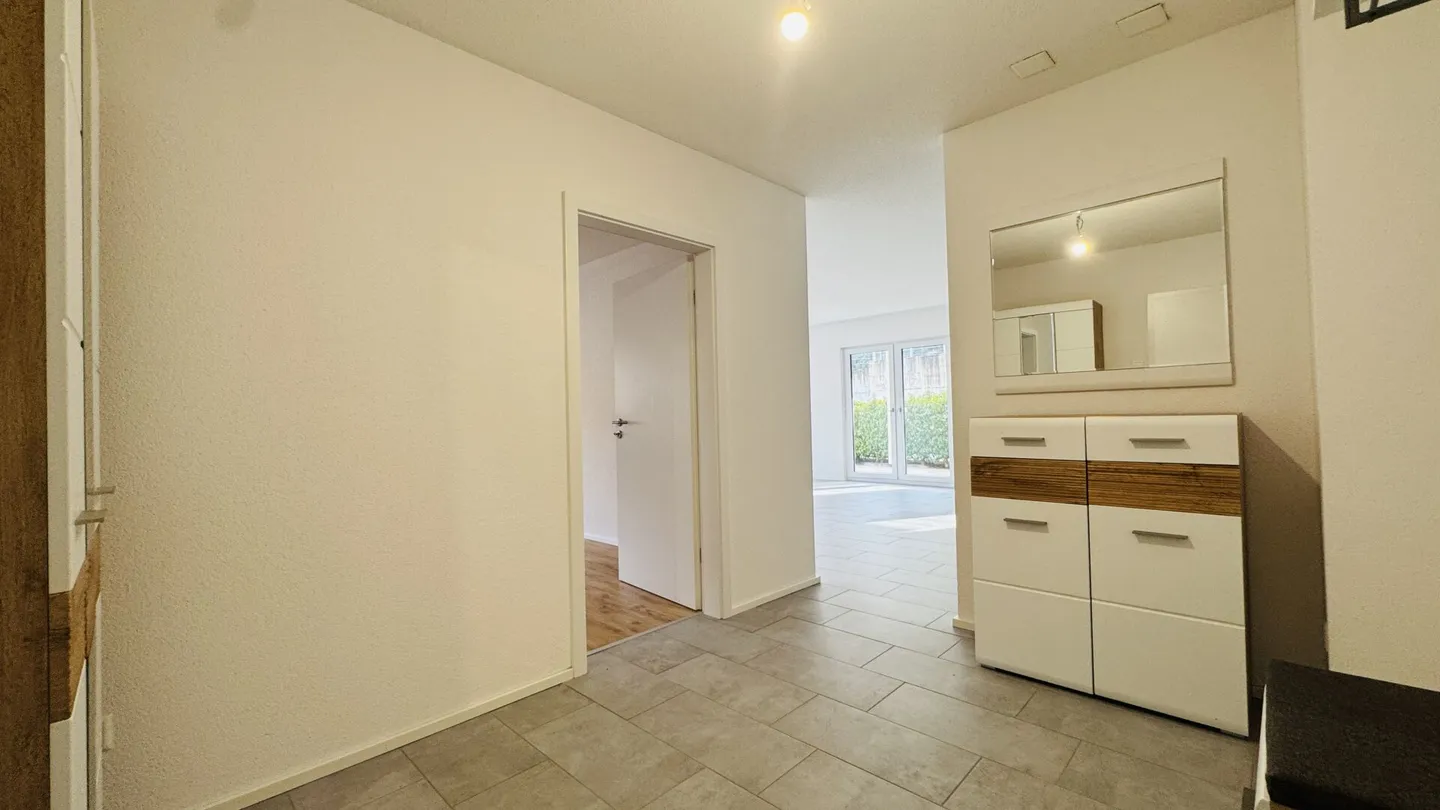 Casa multigenerazionale con 3 unità abitative, capanno e 15 posti auto - forte rendimento a Zunzgen - Foto 25 di 26