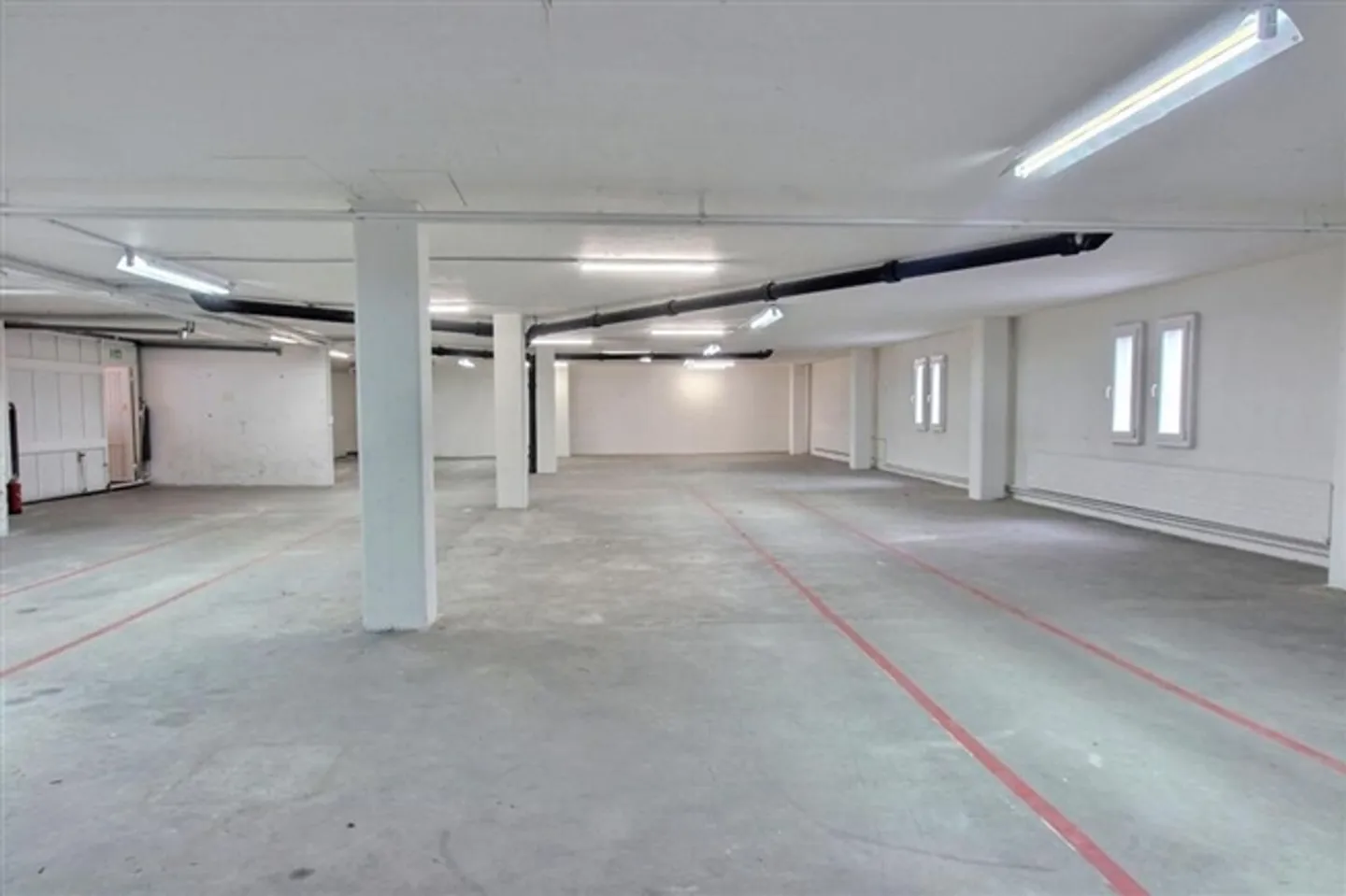 Grande magazzino con ufficio e rampe di carico - Foto 3 di 5