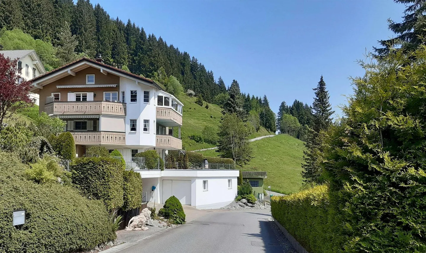 Unique penthouse apartment with alpine chic - Living with a holiday feeling - Photo 2 of 11