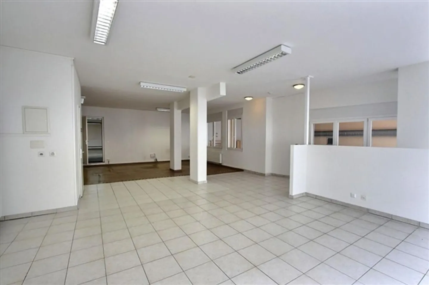 Grande magazzino con ufficio e rampe di carico - Foto 4 di 5