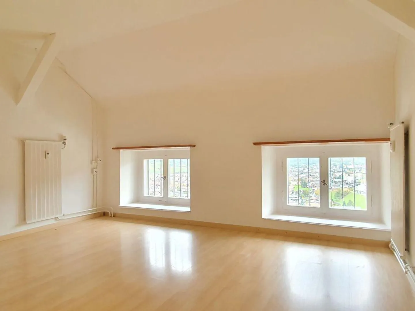 priced and well-preserved 3.0-room penthouse - Photo 2 of 8