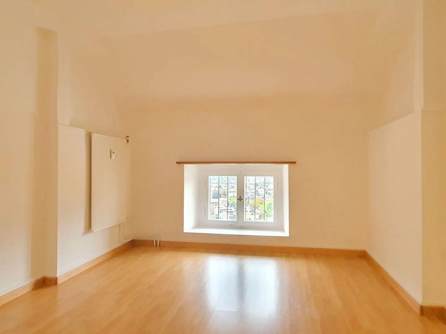 priced and well-preserved 3.0-room penthouse - Photo 3 of 8