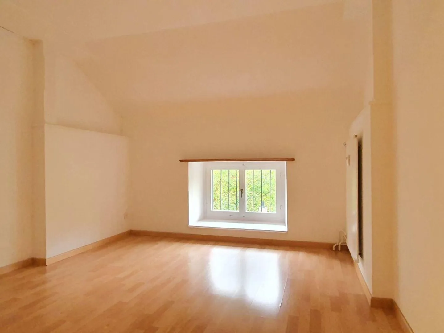 priced and well-preserved 3.0-room penthouse - Photo 4 of 8