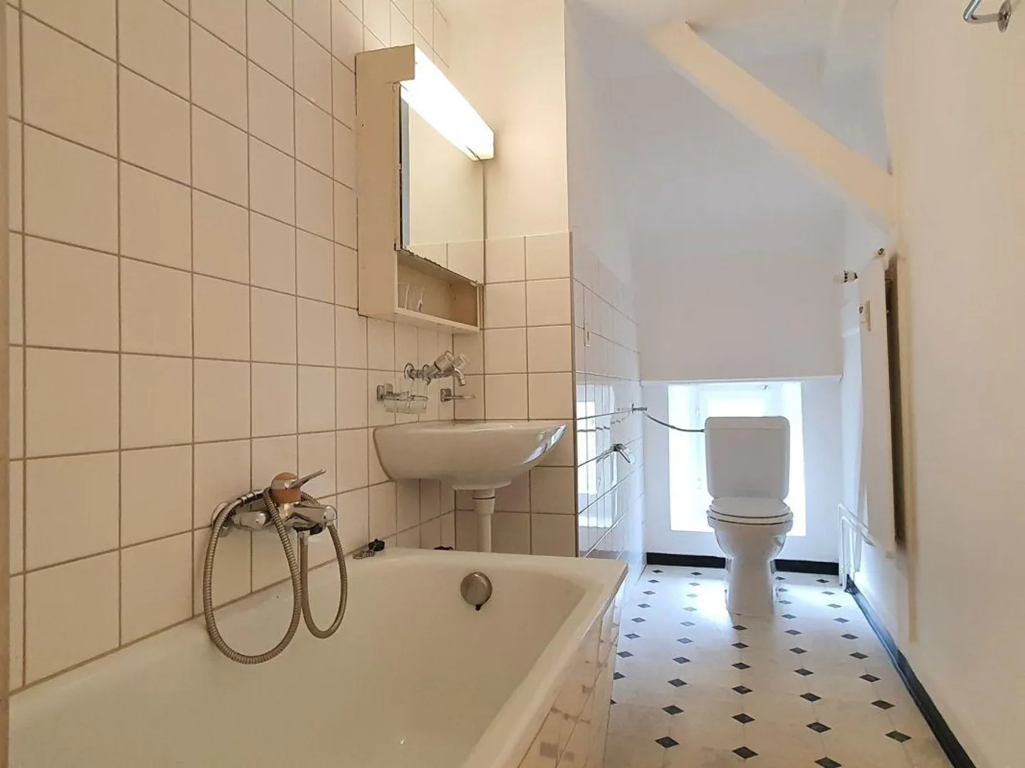 priced and well-preserved 3.0-room penthouse - Photo 6 of 8