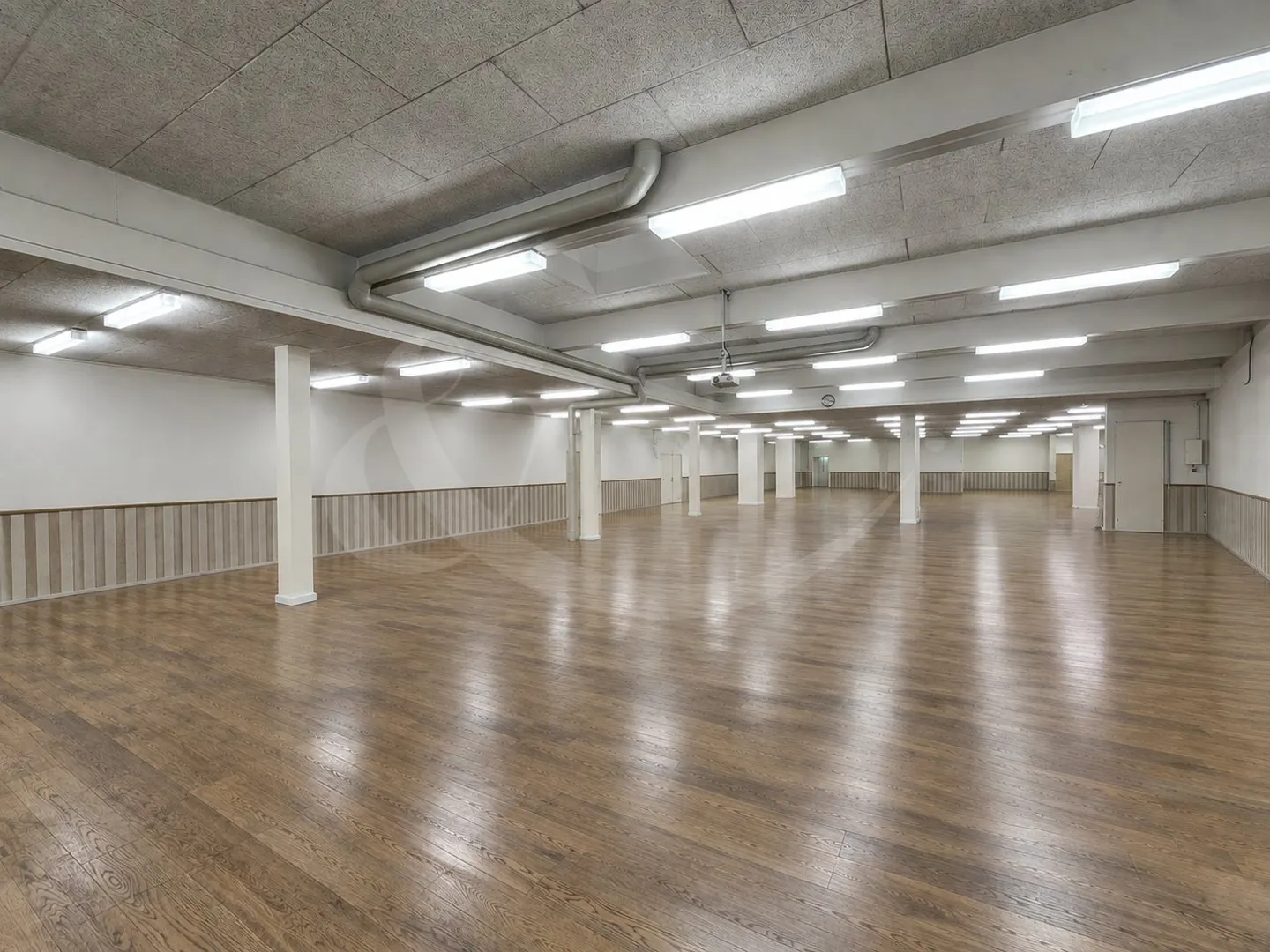 Carouge ? Commercial space of 745 m² on the ground floor, in two PPE lots, rented until... - Photo 1 of 6