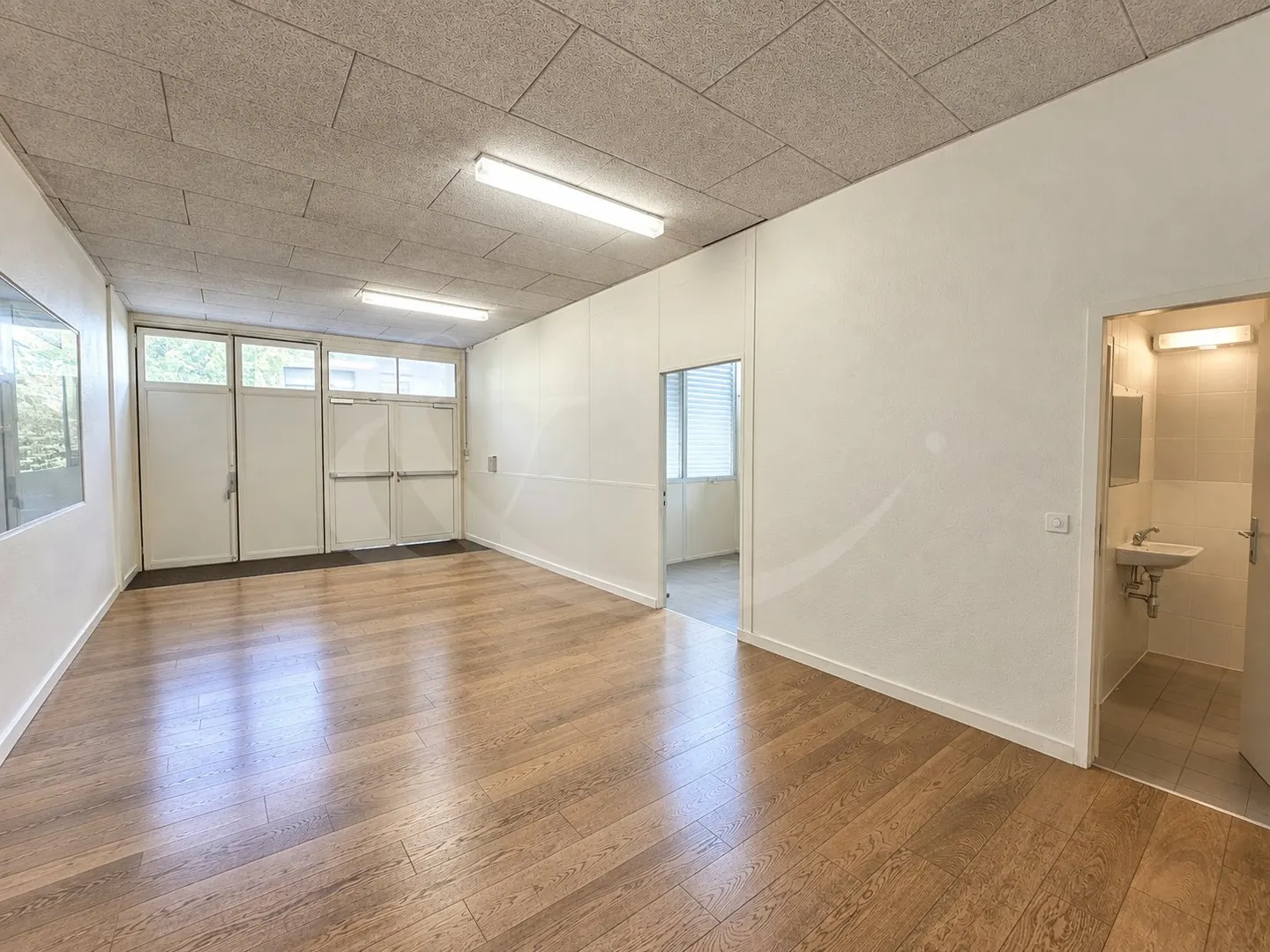 Carouge ? Commercial space of 745 m² on the ground floor, in two PPE lots, rented until... - Photo 2 of 6