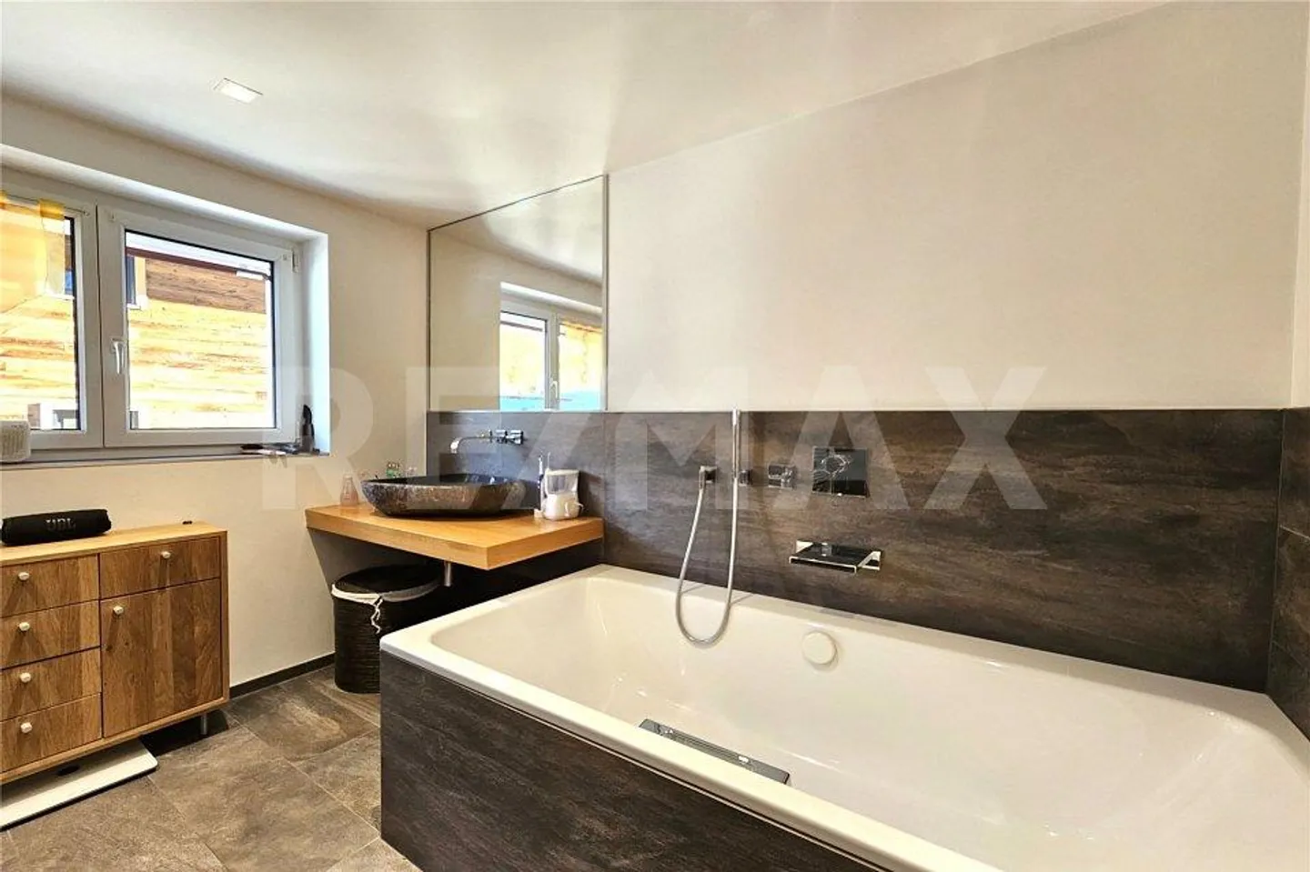 Exclusive living experience in Leukerbad: detached house with style and elegance - Photo 12 of 13